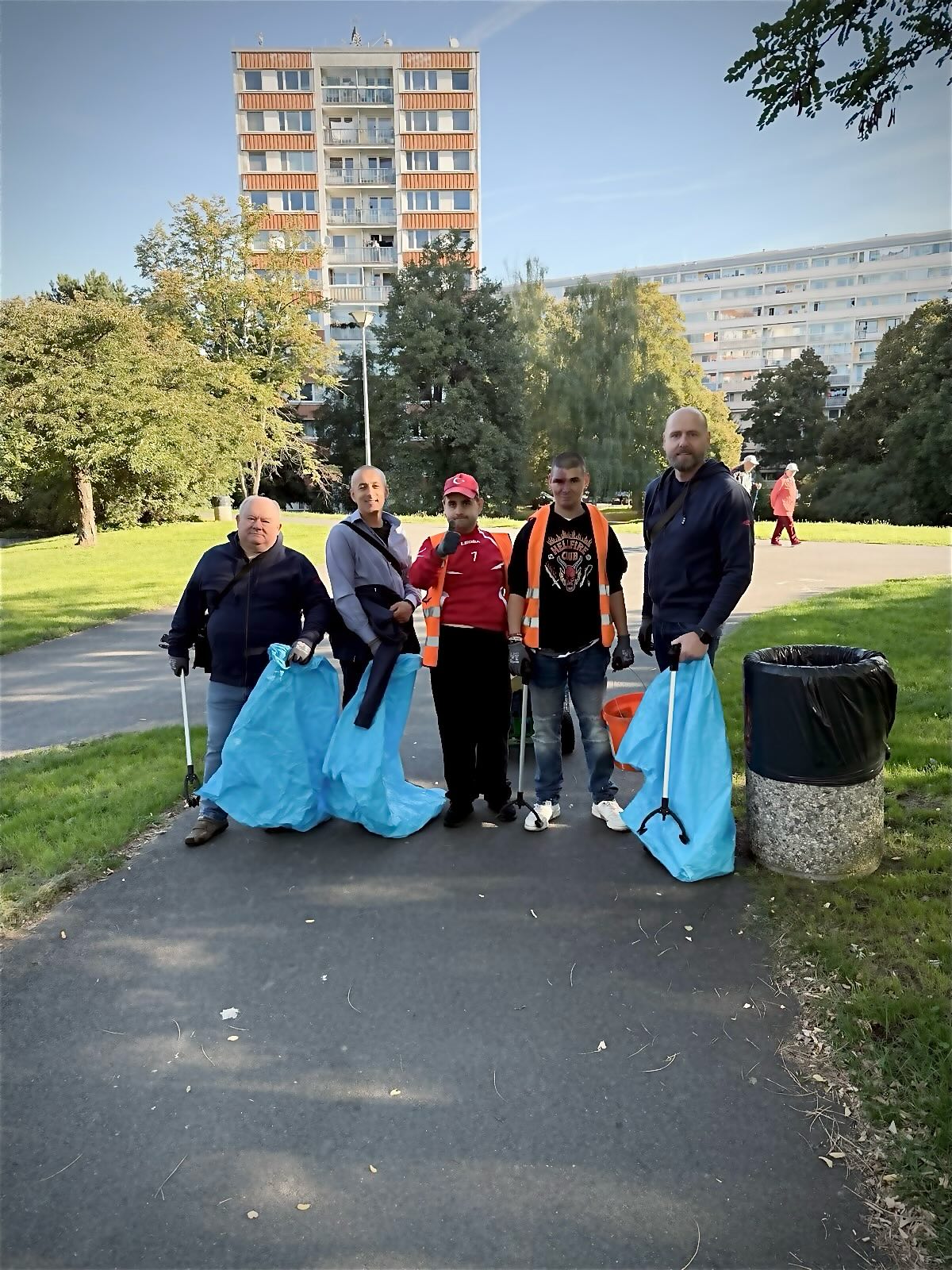 V Praze na Proseku jsme se opět po roce sešli s Dow Europe u velkého úklidu. A naši kolegové s hendikepem se opravdu činili. Za krásného počasí jsme společně naplnili 26 pytlů odpadu a okolí je zase čisté. 🌿
Děkujeme všem, kdo se k nám přidali a pomohli společně udělat kus práce. 💚
#etincellecz #hendikepneniprekazka #uklidovaparta #prosek #doweurope #spolecnyuklid #socialnipodnik