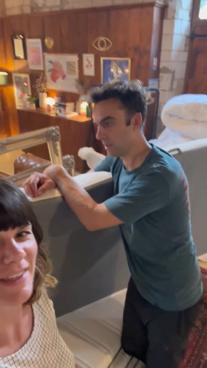 L’après-mariage ?
Plier, ranger, hiverner.
Bienvenue dans les coulisses !
Spoiler : la vie de domaine, c’est aussi ça.
Pas que les paillettes ✨
#domainevaugency #vaugency #viededomaine #coulisses #mariagechampagne #apresmariage #hivernage #evenementiel #lieuexception #saisons #automne #backstage #slowwedding #greenwedding #mariagechampagne