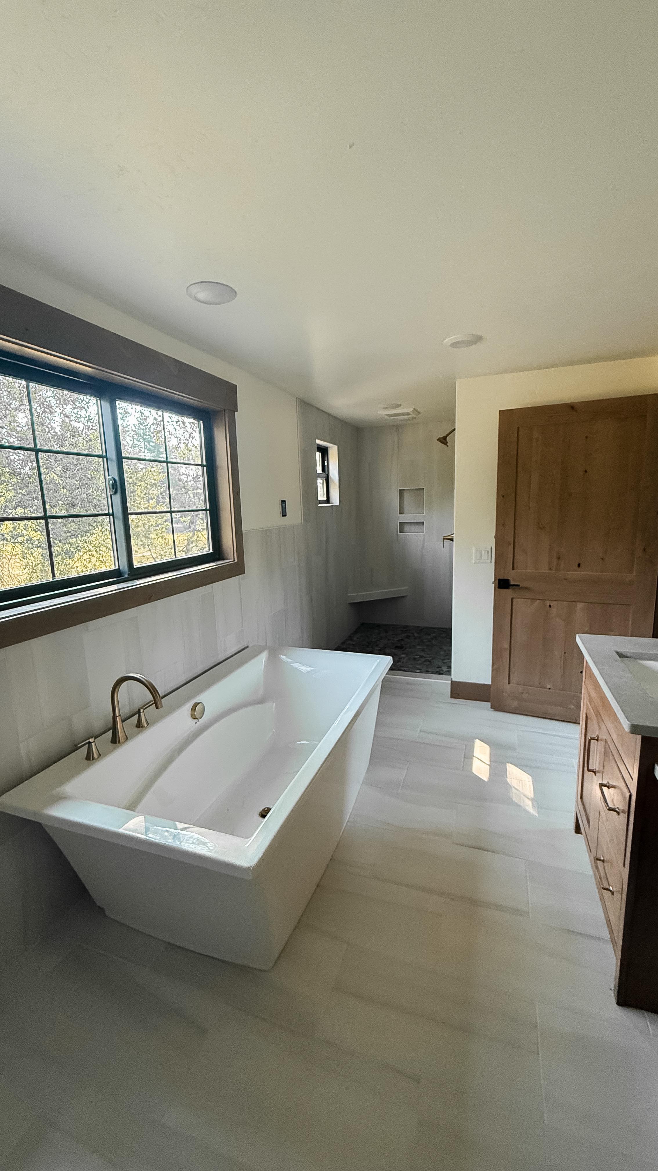 Behind the build: Office ladies turned movers and our crew stepping in to help stage the space š¦š Itās not always in the job description, but everyone pitches in when it counts!
#behindthescene #constructionteamwork #construction #hamilton #montana #bitterrootvalley