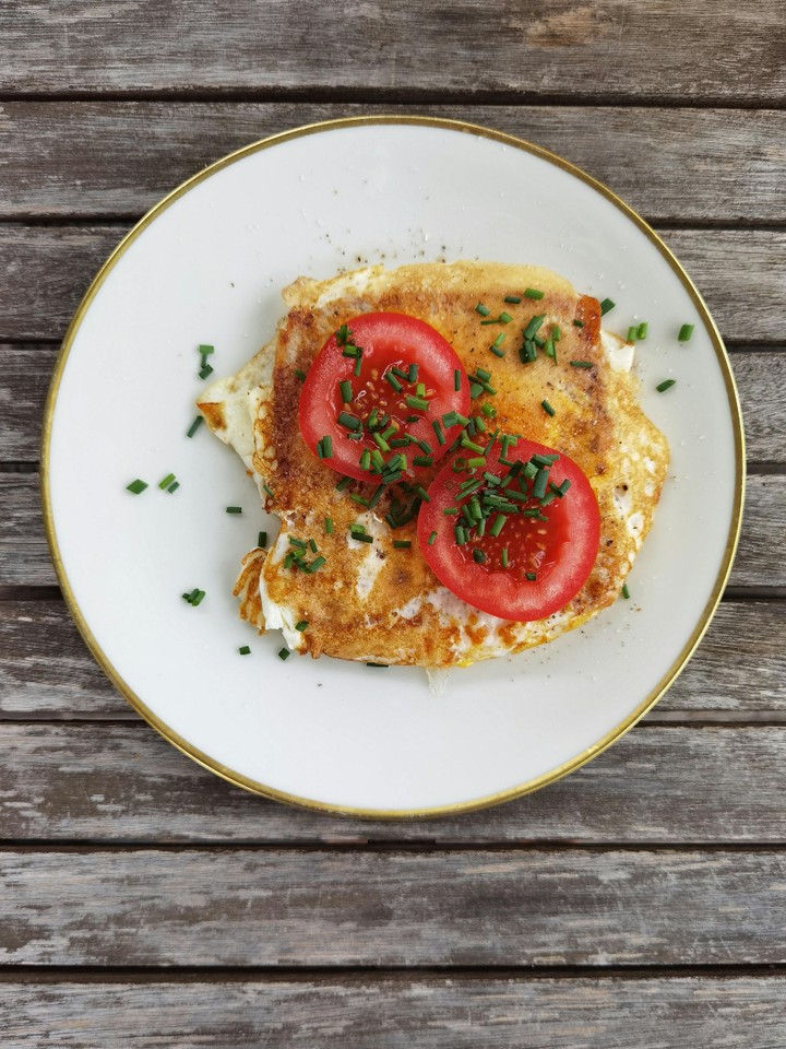 🧀 Truita de carabassa amb formatge fresc Pastor de Morella
Una combinació saludable i saborosa, perfecta per gaudir en fred o calent.
🛒 Ingredients:
- 4 ous
- 1 tros de carabassa (uns 200 g), ratllada o tallada molt fina
- 100 g del teu formatge fresc Pastor de Morella preferit
- 1 tomaca madura
- Sal, pebre i orenga al gust
- Oli d’oliva verge extra
👨🏻🍳 Elaboració:
1. Salteja la carabassa en una paella fins que estiga tova i lleugerament daurada.
2. Bat els ous en un bol, afegeix sal, pebre i barreja amb la carabassa ja cuinada.
3. Incorpora el formatge fresc esmicolat i barreja suaument.
4. Aboca la mescla a la paella i cuina a foc mitjà-baix fins que qualle. Dona la volta amb cura i daura per l'altre costat.
5. Serveix la truita tèbia o freda, amb rodanxes fines de tomaca fresca per damunt i un polsim d’orenga.
Una recepta ben fàcil i deliciosa! Conta’ns en comentaris si la prepares! ❤️
#pastordemorella #elsportsésautèntic #morella #elsports #formatgeartesà