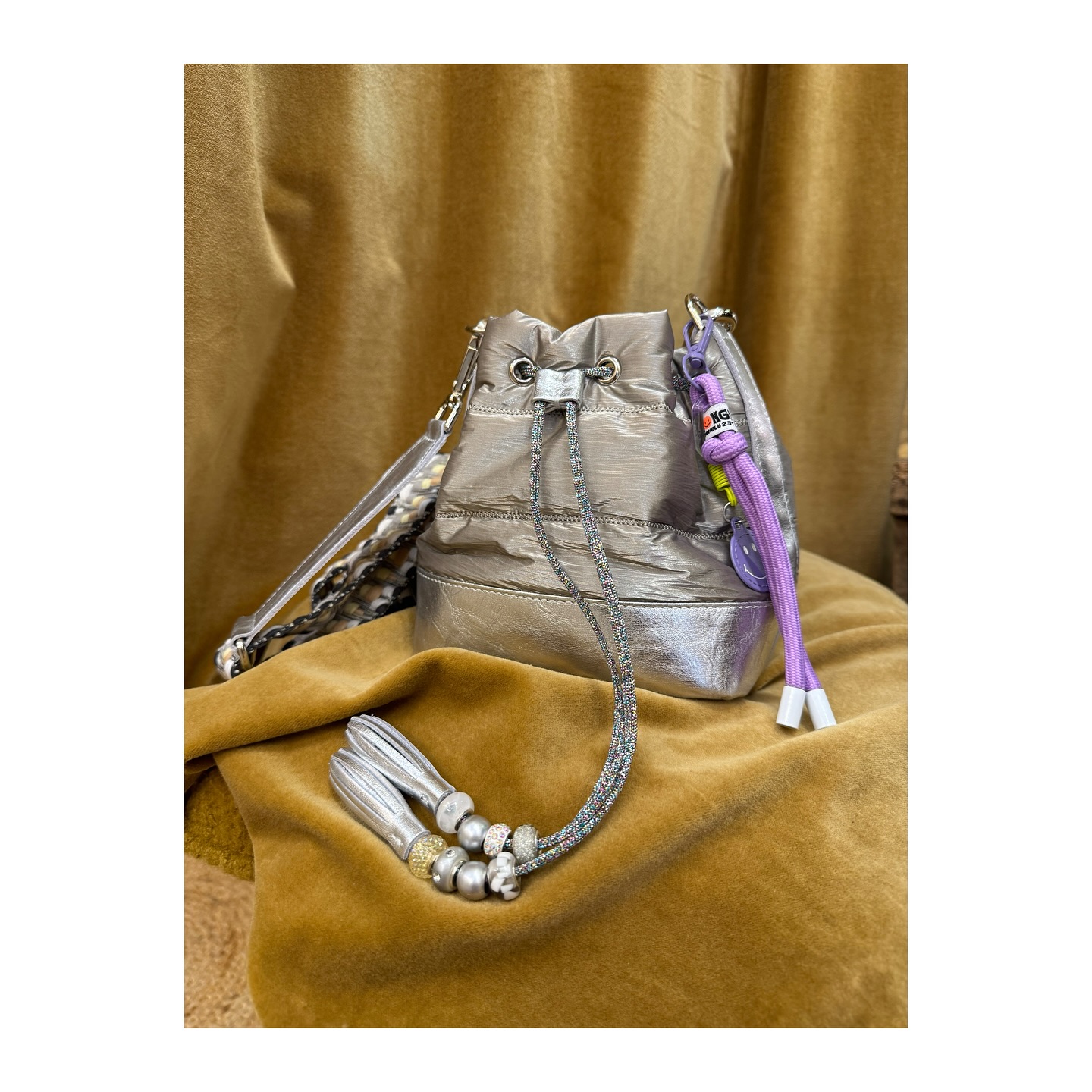 ✨ Un sac unique, pensé pour briller en toute occasion ✨
Fait main avec amour à Montpellier, ce modèle associe le charme d’un tissu raffiné à l’éclat d’un cuir métallisé.
Chaque détail, chaque finition raconte une histoire de créativité et de savoir-faire artisanal 💫
Prêt à t’accompagner partout, du quotidien aux soirées ✨👜
#sacfemme #saccreateur #faitmain #madeinmontpellier #sacunique #cuirmetallisé #biMatière #modeartisanale #slowfashion #createurfrancais #handmadebag #styleauthentique