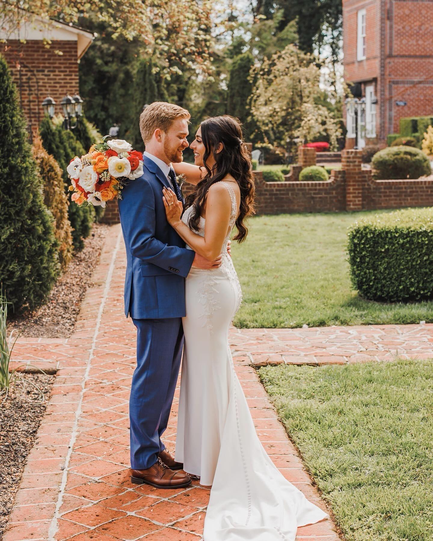 Spice, spice, baby!🍁🍂✨🌙
#starrynighteventsrva #fallcolors #fall #bright #leaves #love #orange #couplephotos #bride #groom #starrynighteventsrvaplanning #eventplanner #weddingplanning #starrynighteventsrvaflowers #floraldesigner #weddingflowers #starrynighteventsrvaweddings #becomeastarrynightcouple #joinmyfamily #snecouples #weloveourcouples #starrynighteventsrvacouples
Planning & Florals | @starrynighteventsrva @tanya_m_cornwell
Photography | @arliquinnphotography
Videography | @itsjustinbayless
Venue | @mankinmansion
Catering | @cater2events
Couple | @leahkflora @michael_flora21