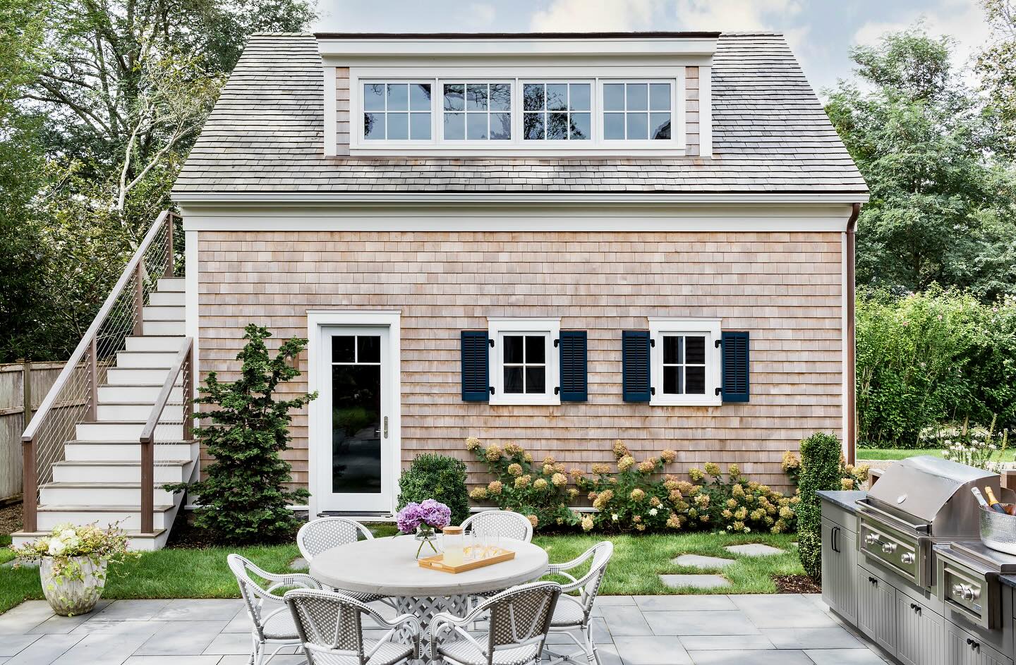 This sweet side yard, just off the garage, is a hidden gem in Edgartown. It has become a sanctuary and a great spot for entertaining on a sunny afternoon. #marthasvineyard #marthasvineyardlife #edgartown #architecturaldesign #residentialdesign #residentialproject #newconstructionhomes Photography @joyellewest architectural design @lmtdesign construction @kentvanhollebekeconstruction