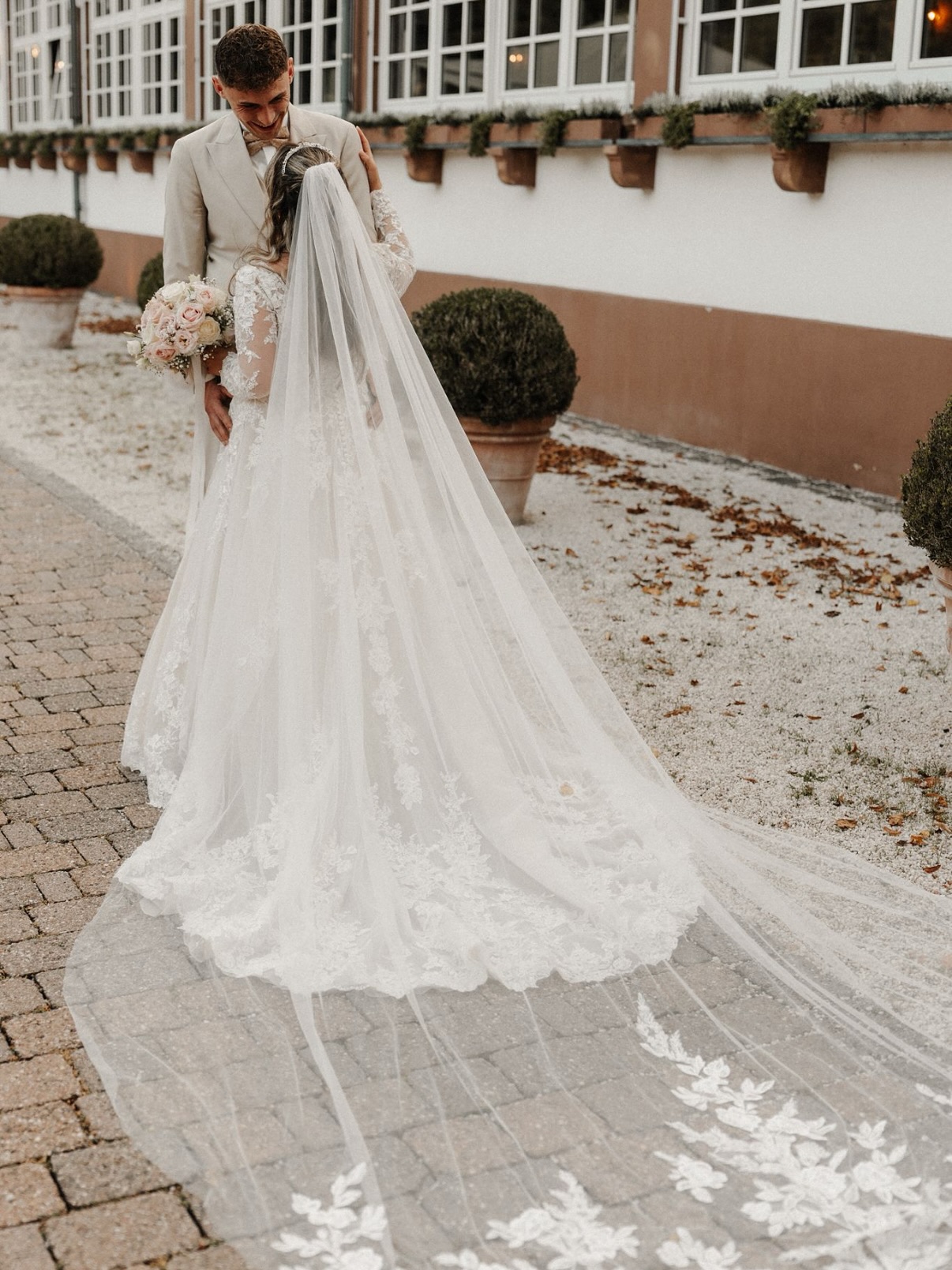 WEDDING DAY 🤍🤍
Es haben uns wunderschöne Bilder von Chris & Giovanna erreicht.
Traumhaft Schön unsere #puntosposabride
Wir wünschen euch alles erdenklich Liebe für eure gemeinsame Zukunft .
Danke für dein Vertrauen 🫶🏻
#realbride #puntosposa #saarbrücken #hochtzeit #love #magicmoments❤️ #luxenburgcity #saarland_photography #hochzeitimsaarland