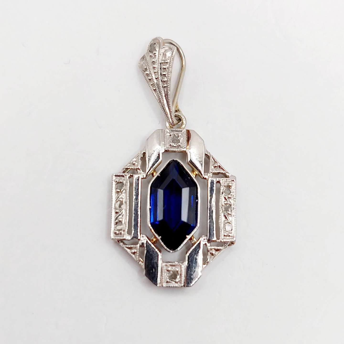 French art deco pendant 18k white gold set with a hexagonal synthetic sapphire and rose cut diamonds in a finely crafted setting (circa 1920)
PRICE : 350€
Magnificent French Art Deco goldsmith work
Size: 27 x 13.5 mm (including bail)
Weight: 1.64 g
Micro scratches from use
Eagle head hallmarks (French Hallmarks)
#diamond #artdeco #artdecocharm #goldcharm #goldpendant #frenchjewelry #frenchjewellery #oldminecut #oldminecutdiamond #daisycharm #rosecutdiamond #artnouveau #sapphire #saphir
