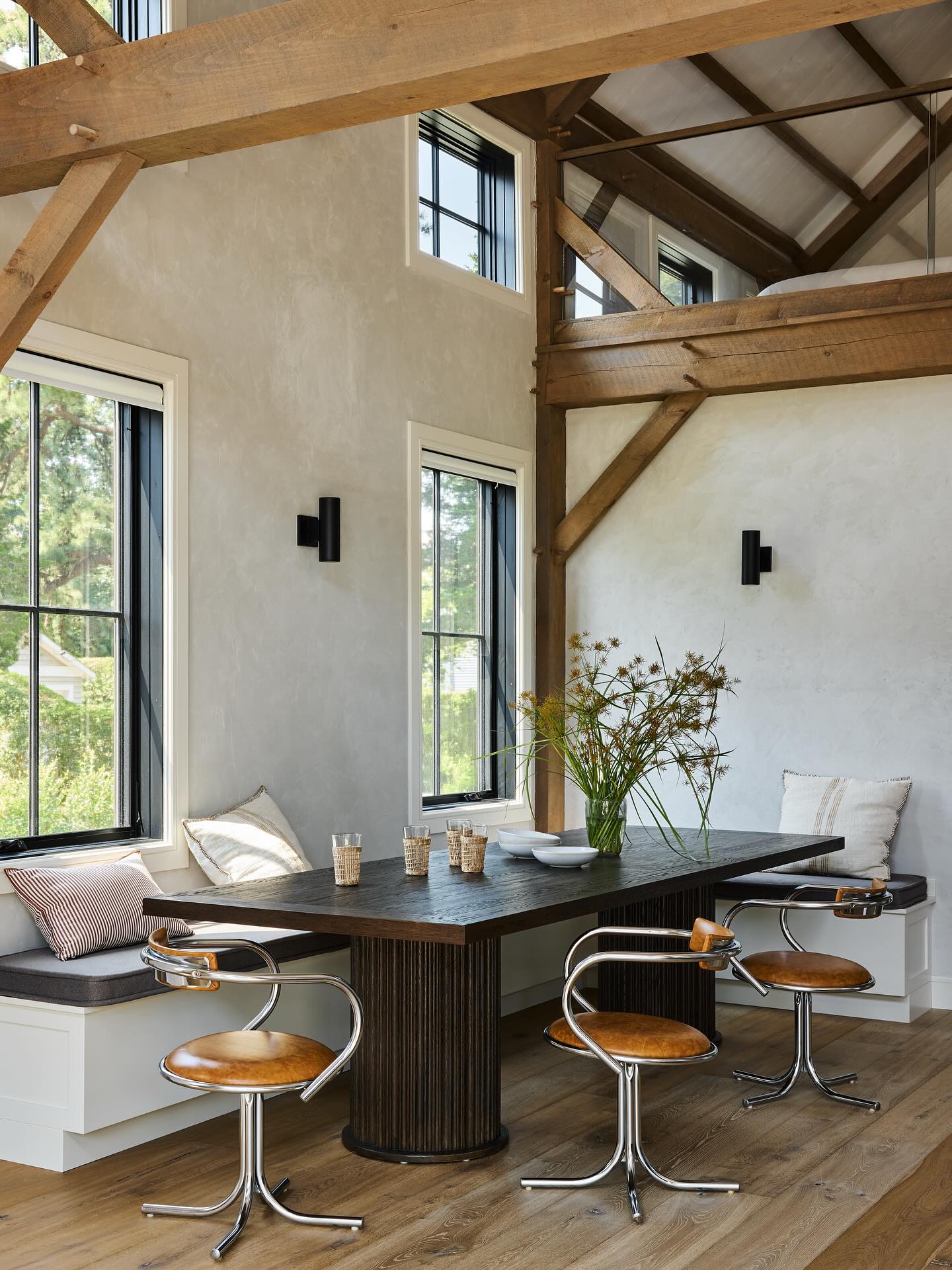 Fall feels for our post & beam barn down by the water in Madison! 🍁🍂
The cozy mezzanine bedroom looks like the perfect resting spot as the days close in 💤
Design by @morganbblair
#postandbeam #barn #custombarn #barnbuild #newbarn #barnconstruction #barndesign #newenglanddesign #coastalhome #madisonct #gulickandco #designbuildrenovate