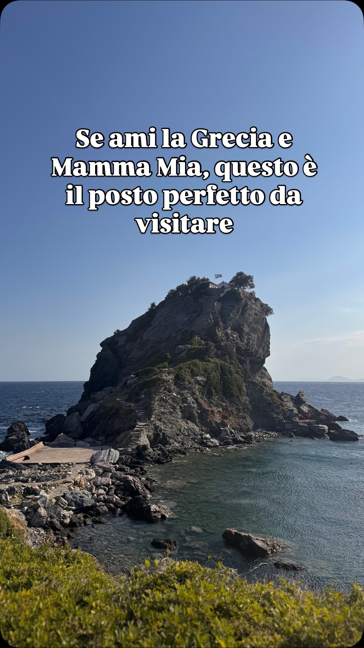 🎥 Mamma Mia, here we go again! 🎶
Se ami la Grecia e il film cult, questo è il luogo che non puoi perderti a Skopelos: Agios Ioannis, la chiesa bianca arroccata sullo scoglio più iconico delle Sporadi.
🛵 Noi ci siamo arrivati in motorino ed è già un’esperienza da film.
⛪ Poi iniziano gli oltre 100 scalini che ti portano in cima… e lì il panorama sul Mar Egeo ti lascia senza fiato.
👉 Tips importante: vai prima delle 11 del mattino. Eviterai code infinite e il sole a picco di mezzogiorno ☀️
✨ Lassù capirai perché hanno scelto proprio questo posto per girare Mamma Mia!: l’atmosfera è pura magia.
📌 Salva questo reel per il tuo viaggio in Grecia e tagga la persona con cui canteresti Dancing Queen proprio qui 💙
Agios Ioannis Skopelos, chiesa Mamma Mia, Mamma Mia location Grecia, cosa vedere a Skopelos, cosa fare a Skopelos
