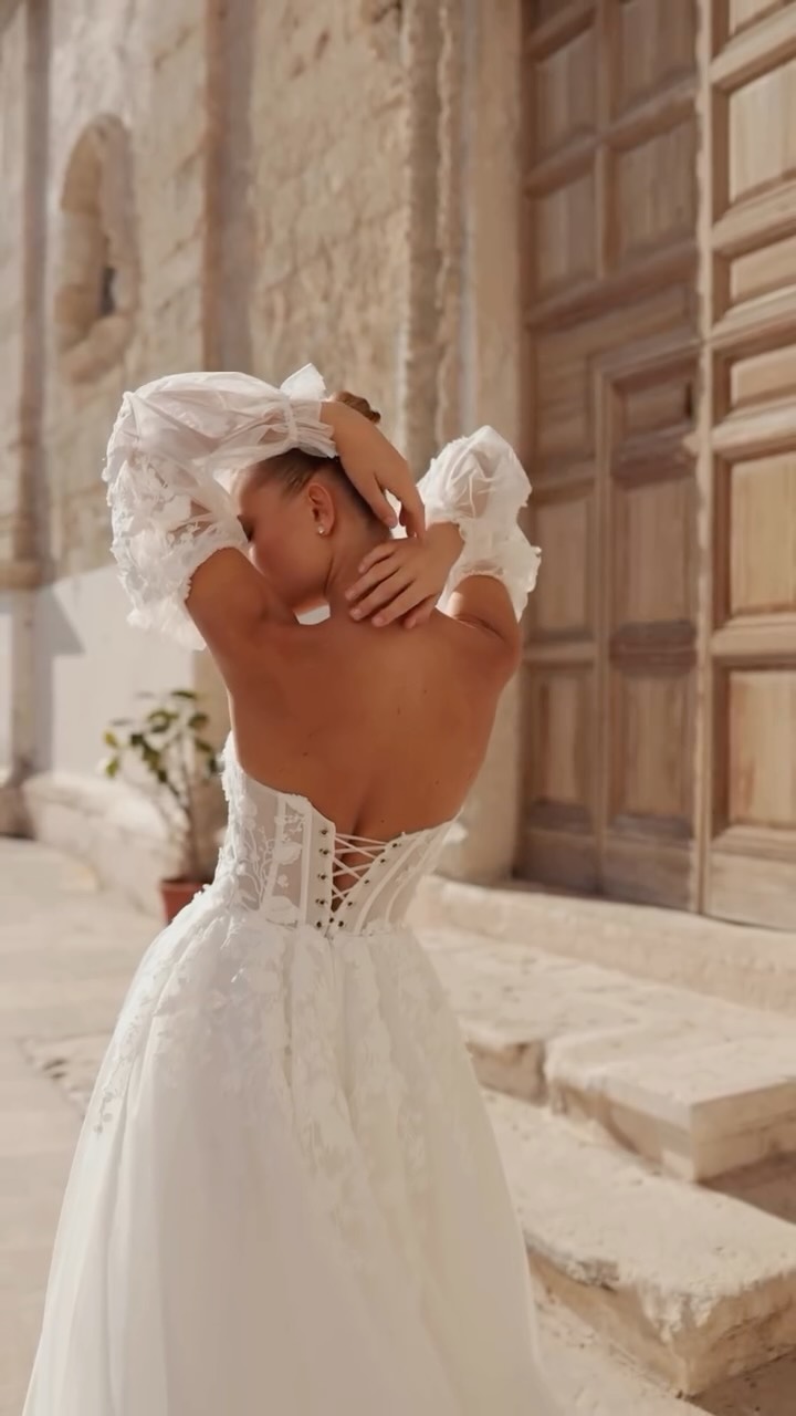 Whispers of romance, delicately woven in lace👗 #weddingdress #wedding #laceweddingdress #engaged #olivelli