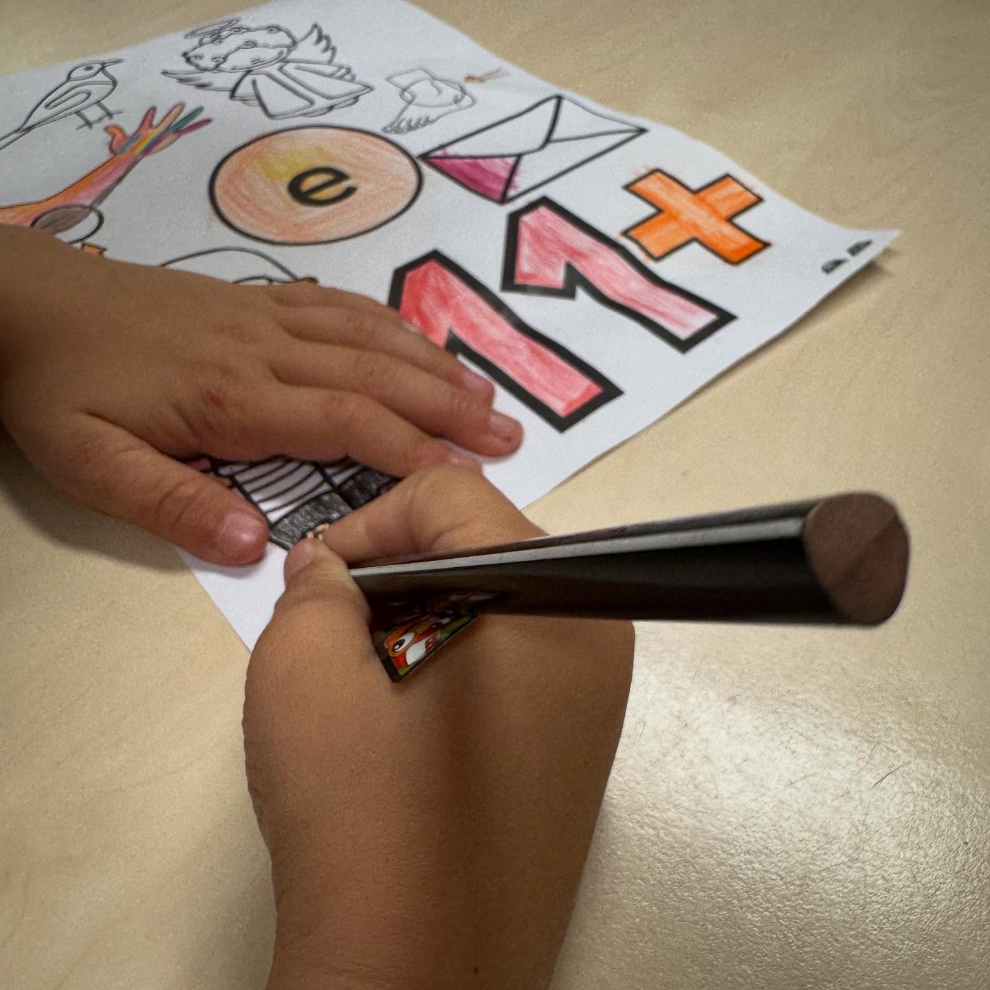 Van groep 2 naar groep 3, een behoorlijke overgang voor veel kinderen. Van lekker spelen, af en toe een weektaak naar leren schrijven, lezen en rekenen. Wat zijn de eerste weken dan ook echt even wennen. Ik zie een hoop trotse kinderen, die doorhebben dat ze steeds groter worden en meer kunnen. Ik zie ook een hoop kinderen die bang zijn dat ze het niet kunnen, onzeker en die het écht op zoek zijn naar hun nieuwe plekje in de klas.
Heb je het idee dat jouw kind moeite heeft met al deze veranderingen op school, probeer het gesprek eens aan te gaan. Kijk waarin de mogelijkheden liggen om je kind te ondersteunen. Vaak is een luisterend oor al genoeg!🍀
#Kinderoefentherapie #kinderfysiotherapie #oefentherapie #fysiotherapie #motorischeontwikkeling #prikkelverwerking #sociaalemotioneleontwikkeling #basisschoolkind #groep3