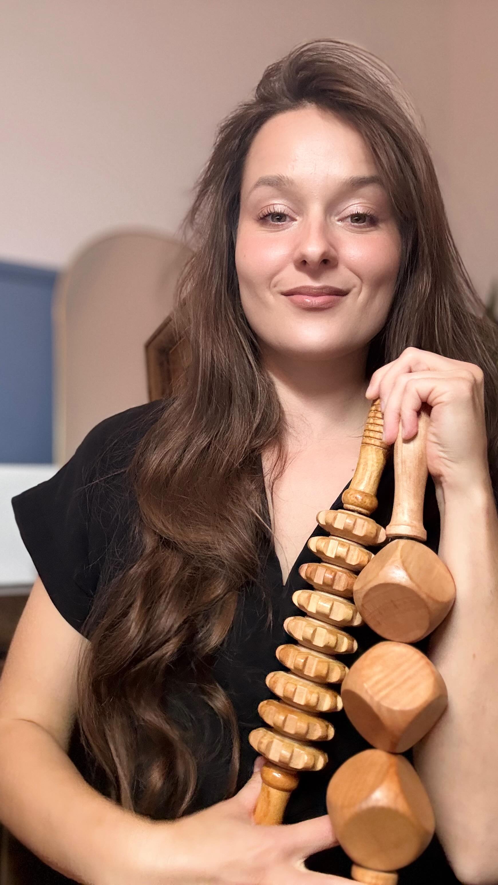 Marzysz o gładkiej, jędrnej skórze i smuklejszej sylwetce? Maderoterapia to hit wśród kobiet, które chcą zadbać o swoje ciało w naturalny, ale skuteczny sposób. Ten wyjątkowy masaż przy użyciu drewnianych narzędzi:
✨ redukuje cellulit i modeluje ciało,
✨ pobudza krążenie i metabolizm,
✨ wspiera detoksykację organizmu,
✨ daje efekt lekkiego, zrelaksowanego ciała.
To nie jest zwykły masaż – to inwestycja w Twoją pewność siebie 😍
Po serii zabiegów skóra staje się gładsza, ciało bardziej wymodelowane, a Ty czujesz się po prostu lepiej w swojej skórze.
Specjalnie dla Ciebie przygotowaliśmy pakiet 5 zabiegów maderoterapii w cenie 950 zł!
To idealna okazja, aby zacząć swoją przygodę i zobaczyć realne efekty.
👉 Zrób pierwszy krok w stronę pięknego ciała 🥰