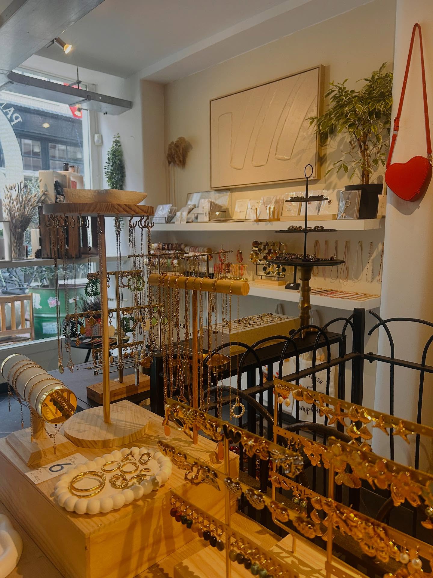 Een simpel setje oorbellen voor jezelf of uitpakken voor een feestje? Prachtige kettingen, ringen ingelegd met bloem of die ene mooie armband? Het ligt hier! Ik pak vandaag nóg meer sieraden uit en probeer er zelf vanaf te blijven… moeilijk…. ;)✨
#jewelry #sieraden #earring #new #haarlemshopping #goudenstraatjes