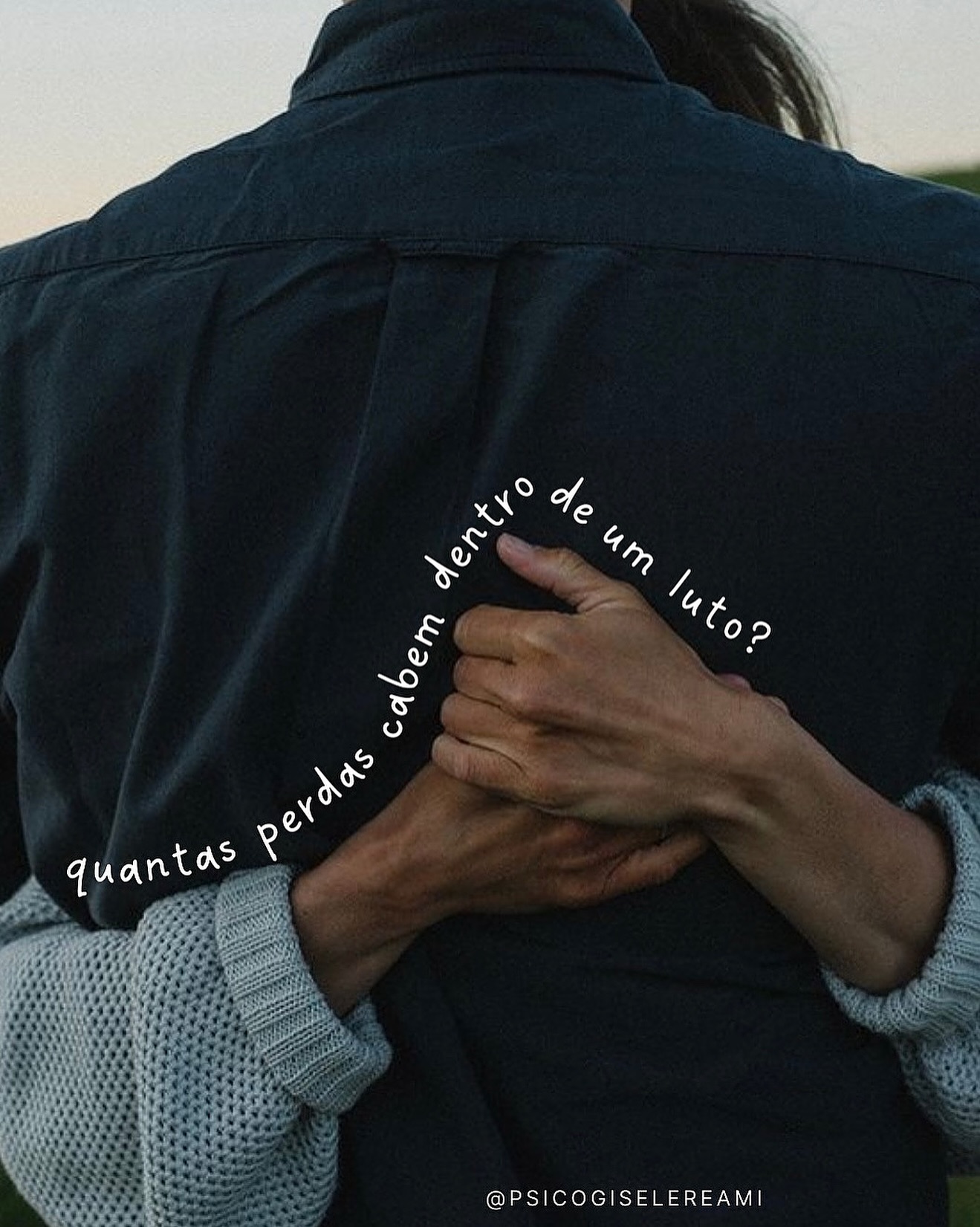 O luto nunca é feito de uma única ausência. Ele carrega muitas outras perdas: o cotidiano, a rotina, o esperado, o sonhado, o seguro, o conhecido...
Dentro de cada perda cabe um universo. Cada vínculo é um universo. Alguns pedaços conseguimos nomear. Alguns pedaços conseguimos juntar. Há pedaços em que só cabe o silêncio.
O luto não é uma linha reta, mas um emaranhado de tempos, memórias e afetos.
Quantas perdas cabem em um luto? Muitas...mais do que consigo contar.
Perde-se o outro, perde-se planos, perde-se versões de si.
Apesar de tantas perdas, algo em nós permanece. Apesar das perdas, ainda sou. Ainda sou história, sou memória, sou vínculo, sou amor que resiste ao tempo.