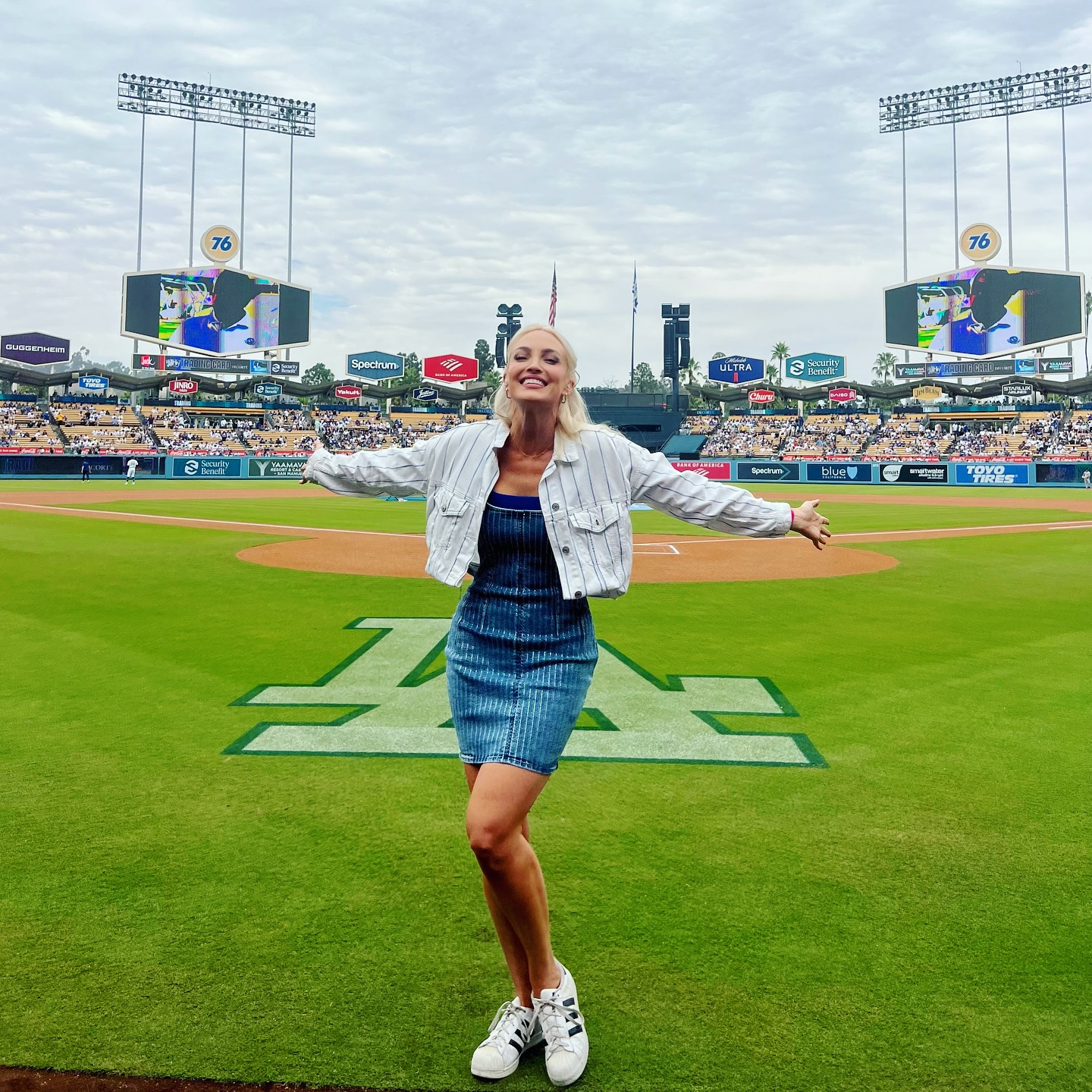 An unforgettable Sunday at Dodger Stadium 💙🤍🇺🇸
Thank you to the @Dodgers for the incredible honor of singing our National Anthem — a moment I’ll never forget. Truly surreal stepping onto that ICONIC field! ✨
Special thanks to both old friends and new for making the day even more memorable: @coffmanovich @lexmelrose @issa_dee @carol_free14 @constancebranstine @chelseafreeman5 and Lon Rosen for the warmest welcome.
Forever grateful for the memories we made together.
Let’s go Dodgers!
#Dodgers #DodgersStadium #DodgerBlue #LADodgers #DodgersNation #DodgersGame #DodgersFans #LetsGoDodgers #DodgerPride #DodgersFamily
#NationalAnthem #AnthemSinger #SingerLife #SingerSongwriter #LivePerformance #StarSpangledBanner #MusicArtist #OnStage #PerformanceArt
#MLB #MajorLeagueBaseball #BaseballLife #BaseballFans #SportsAndMusic #GameDayVibes #SportsEntertainment
#LosAngeles #LAEvents #LAMusic #Hollywood