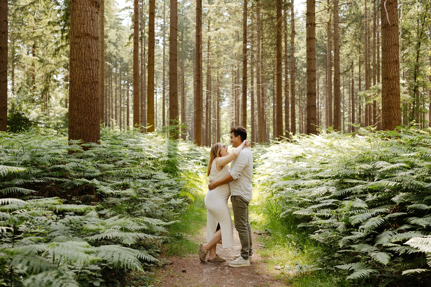 Photographier des amis, ce n’est jamais pareil que de photographier les clients que je découvre spécialement pour la séance. Même après 10 ans derrière l’objectif, il y a toujours cette petite pression en plus 🙃
Je ne saurais pas trop l’expliquer : la peur de les décevoir, réussir à les mettre à l’aise, capter les vrais regards, les sourires complices… bref, toutes ces petites questions parasites alors que je ne me les pose pas une seconde pour les autres séances !
Et puis il y a ce moment où je les vois autrement, à travers mon appareil. Leur amour, leur attente, leur histoire… et là, je me sens chanceuse de pouvoir vivre ça si près d’eux, d’une façon que personne d’autre ne vivra 💛
Merci les copains pour votre confiance, même si vous me foutez la pression sans trop le savoir 😅✨
——
#melanievauryphotographe#photographegrossesseoise#photographegrossessecompiegne#photographegrossessesenlis#photographegrossessechantilly#futuremaman2025#futursparents2025#futursparents2026