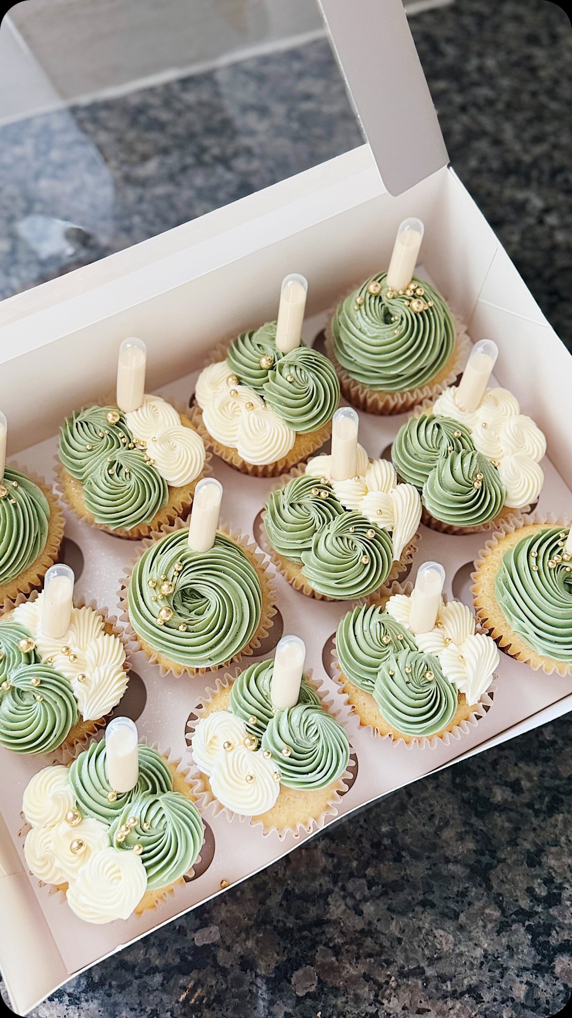 💚🤍Sage & white 💚🤍
This bridal shower color scheme stole my heart✨! And the tres lèche cupcakes with Swiss meringue buttercream…a dream!🤗
#statenislandbaker #nycbaker #nybaker #cakedecorating #bridalshowercupcakes #sageandwhite #cupcakereels #cakereel #foodiesofinstagram
#smallbusinessowner #bakeryowner #statenislandfood
