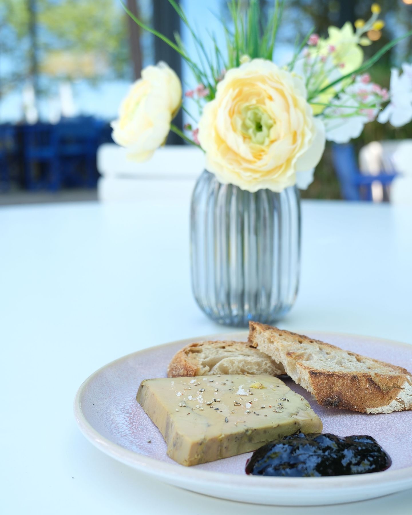 Foie gras maison et pain au levain grillé : une entrée tout en finesse pour ouvrir l’appétit 🍽️