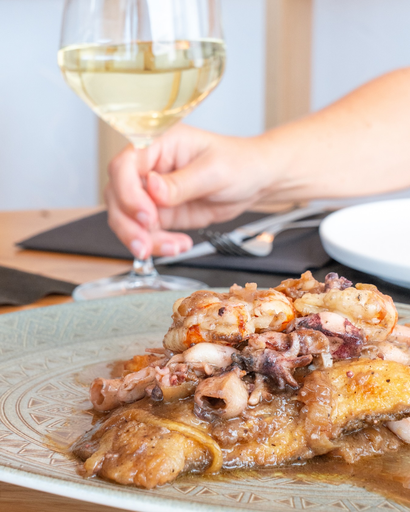 Rodaballo con salteado de chipirones y gambas 🐟✨
Un plato donde el mar se une en cada bocado, la suavidad del rodaballo con la intensidad de los chipirones y el sabor inconfundible de las gambas. Una combinación que habla por sí sola.
¡Ven a disfrutar! ✨
📍 Port d’Aiguadolç, Sitges
📲 A través de nuestro teléfono 936 001 332 o en nuestra web
#restaurante #OlaveSitges #SaboresDelPuerto #restaurantemediterraneo #olave #sitges #portsitges #restaurantesitges #menuarroz #arroces #mariscos #pescadosfrescos #carnes #sabormediterraneo #tapas #gastronomia #food #restaurantesenbarcelona #mediterraneancuisine #portdaiguadolç #foodiesbarcelona