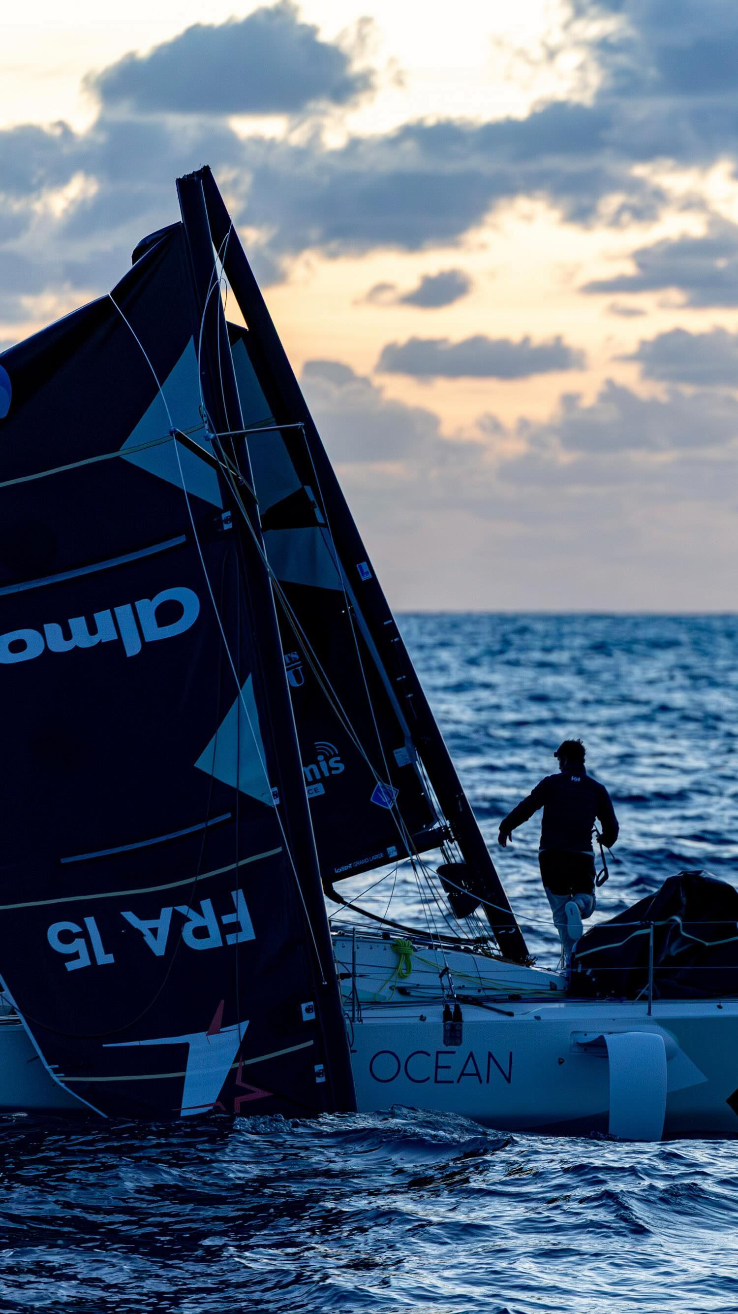 🚨20h20 au beau milieu du Golfe de Gascogne, Thomas de Dinechin a démâté.
22h40 : Après avoir sécurisé son gréement, le skipper de Almond for Pure Ocean est pris en remorquage derrière le bateau accompagnateur qui le laissera repartir au moteur lorsque le jour reviendra.
Ce qu’il se passe entre les deux, vous l’apprendrez dans cette vidéo.
#IciNaissentLesLegendes #lasolitairedufigaropaprec
© Images : Nefsea / cover : Thomas Campion
