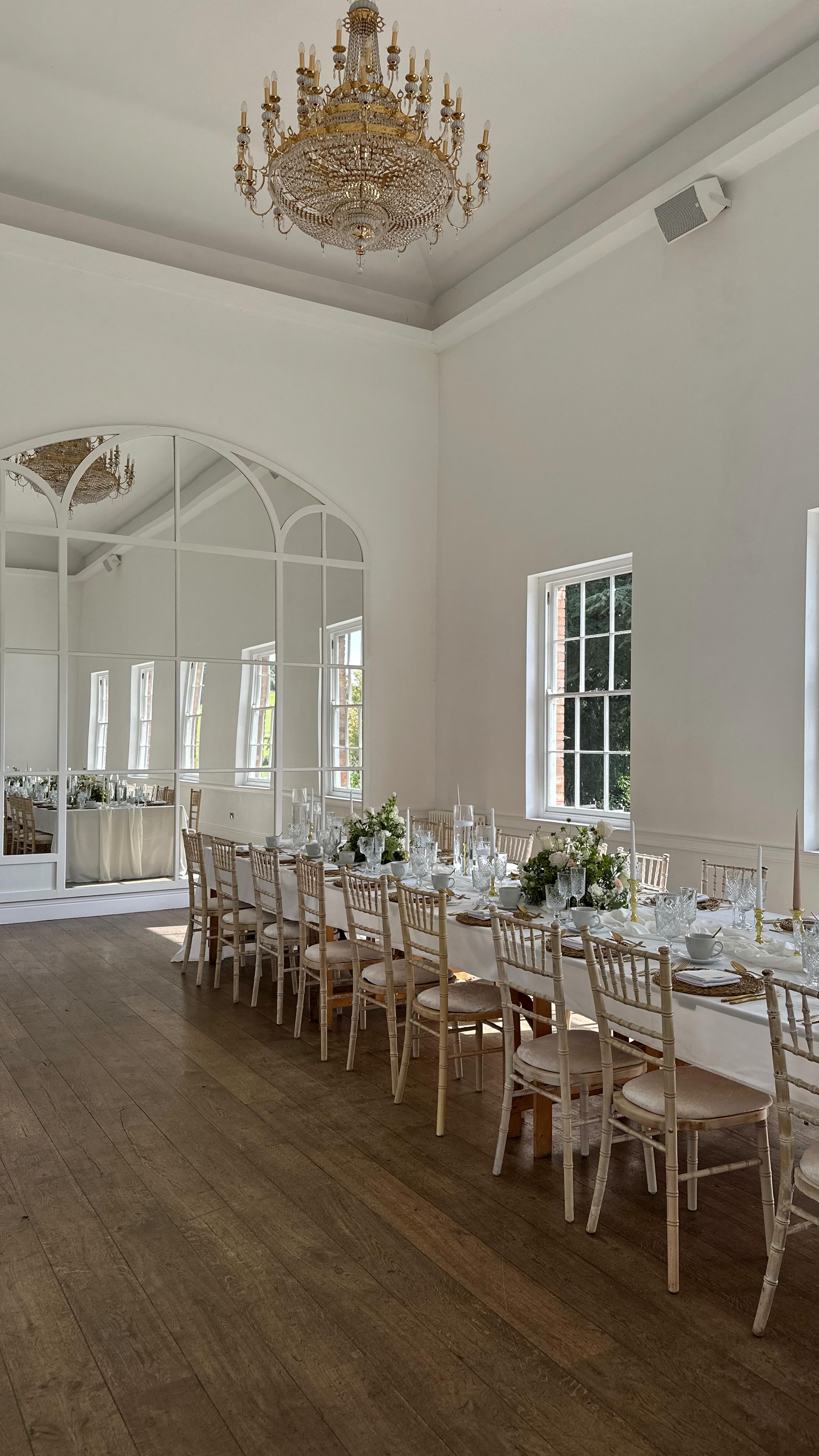 Dreaming of this set up and those AMAZING chandeliers!!!
#florist #flowers #bouquet #freshflowers #wedding #inspiredbyflowers #bridal #setup #floralinspo #installation #petals #weddingfloral #romatic #englishwedding #venuestyling