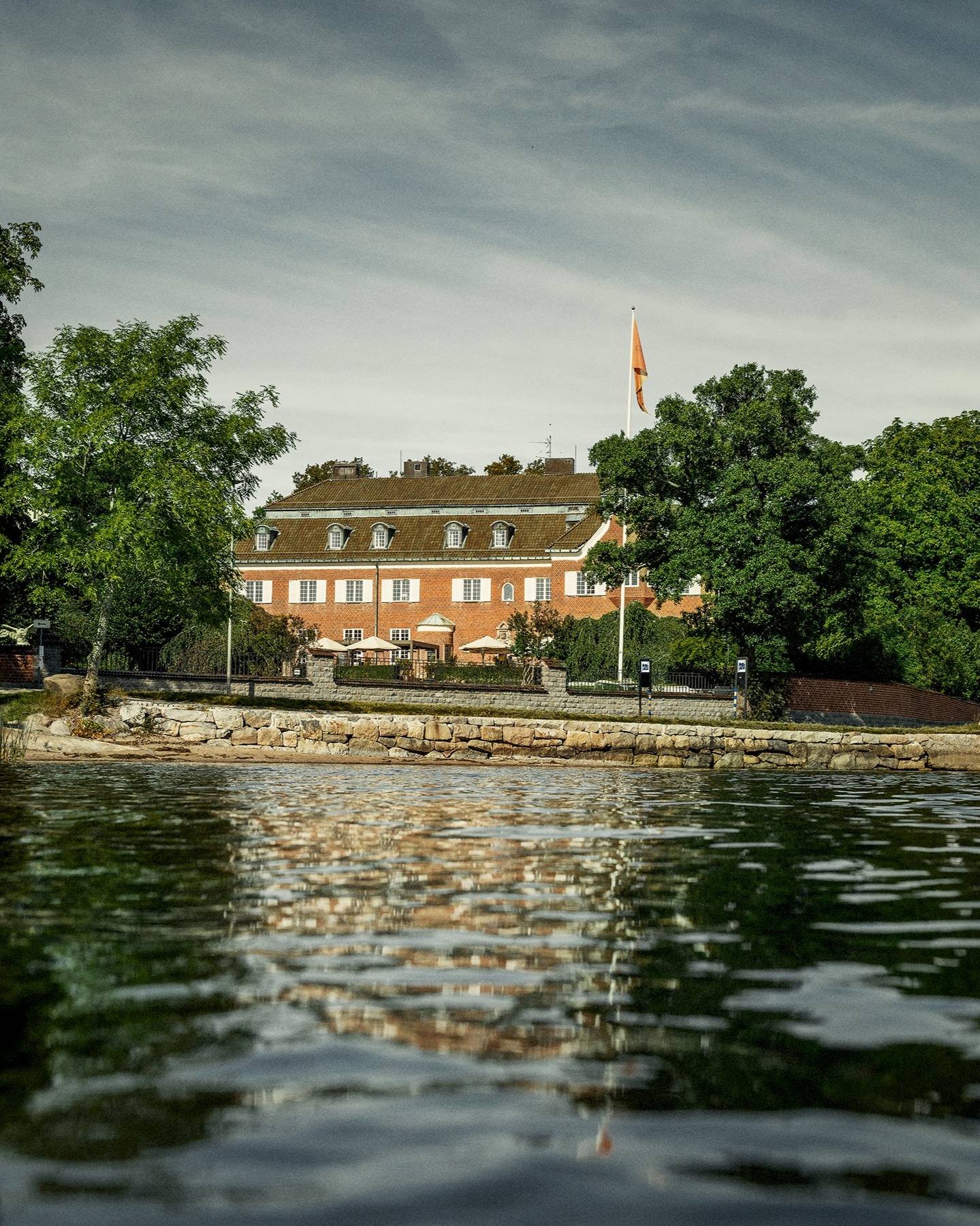 Meeting & Conference with a view.
At Villa Pauli, business and pleasure blend seamlessly. Strategy sessions in historic salons, long seaside lunches on the terrace, and team gatherings that end with dinner and an overnight stay.
All in a calm, elegant setting only 15 minutes from Stockholm City.