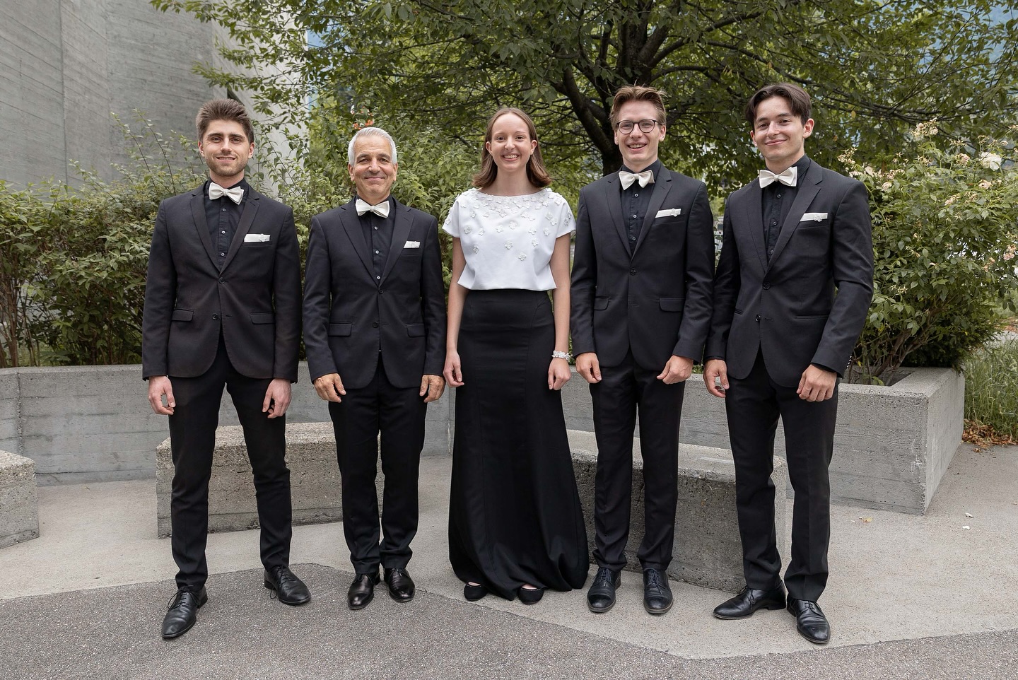 WIR STELLEN UNS VOR!
Das ist unser Vorstand der mit viel Engagement unsere Projekte plant 😍
(v.l.n.r.):
Christian F., Christian K., Norina, Silvan & Simon