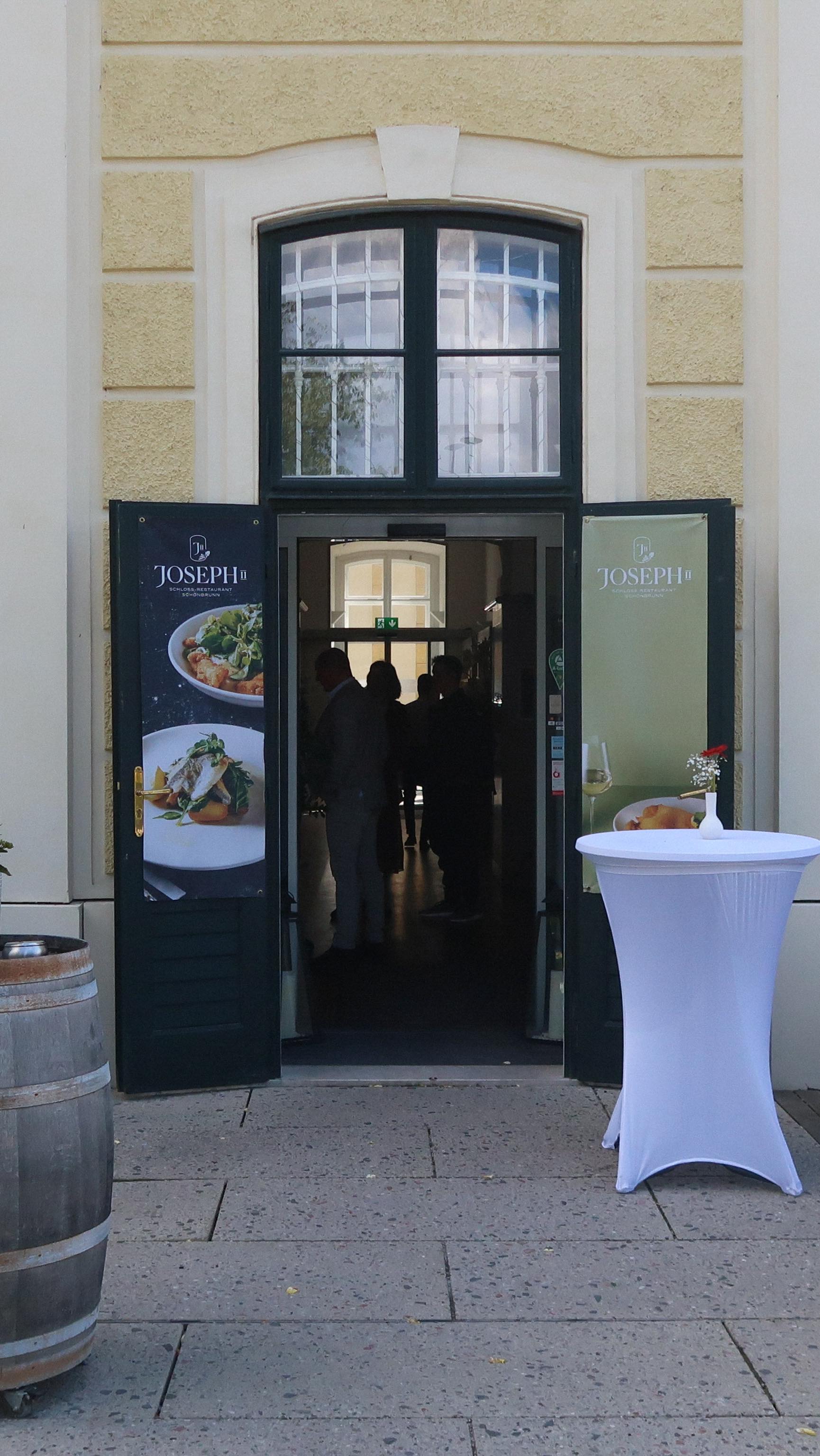 ✨ So oft gefragt: Wo befindet sich das Schloss-Restaurant Joseph II.? Andi erklärt es euch direkt beim Schloss Schönbrunn! 🏰🍴
👉 Kommt vorbei und genießt von Buchteln bis Rindsroulade alles, was das Herz begehrt.
🚇 Öffentliche Anreise:
Wir empfehlen die U-Bahn-Linie U4 (Grüne Linie), Station Schönbrunn.
Von dort sind es nur ca. 3 Minuten Fußweg in Richtung Haupteingang Schloss Schönbrunn – und schon steht ihr fast automatisch bei unserem Schloss-Restaurant Joseph II.
🚗 Anreise mit dem Auto:
Für eine bequeme Anreise empfehlen wir den APCOA Parkplatz Schönbrunn direkt vis-à-vis von unserem Lokal:
📍 Schönbrunner Schlossstraße 50
🍬 Unser Zuckerl:
Abends übernehmen wir eure Parkgebühren!
Als unsere Gäste parkt ihr bis zu 3 Stunden gratis (17:00–23:00 Uhr). Einfach Parkticket mitbringen – unser Servicepersonal stempelt es gerne für euch ab.
#SchlossSchönbrunn #Vienna #VisitVienna #VisitSchlossSchönbrunn #kochen
#Joseph2 #Kochtipps #Restaurant #RestaurantWien #Wien #Vienna #FoodGuideVienna #Foodguide #WienerKüche