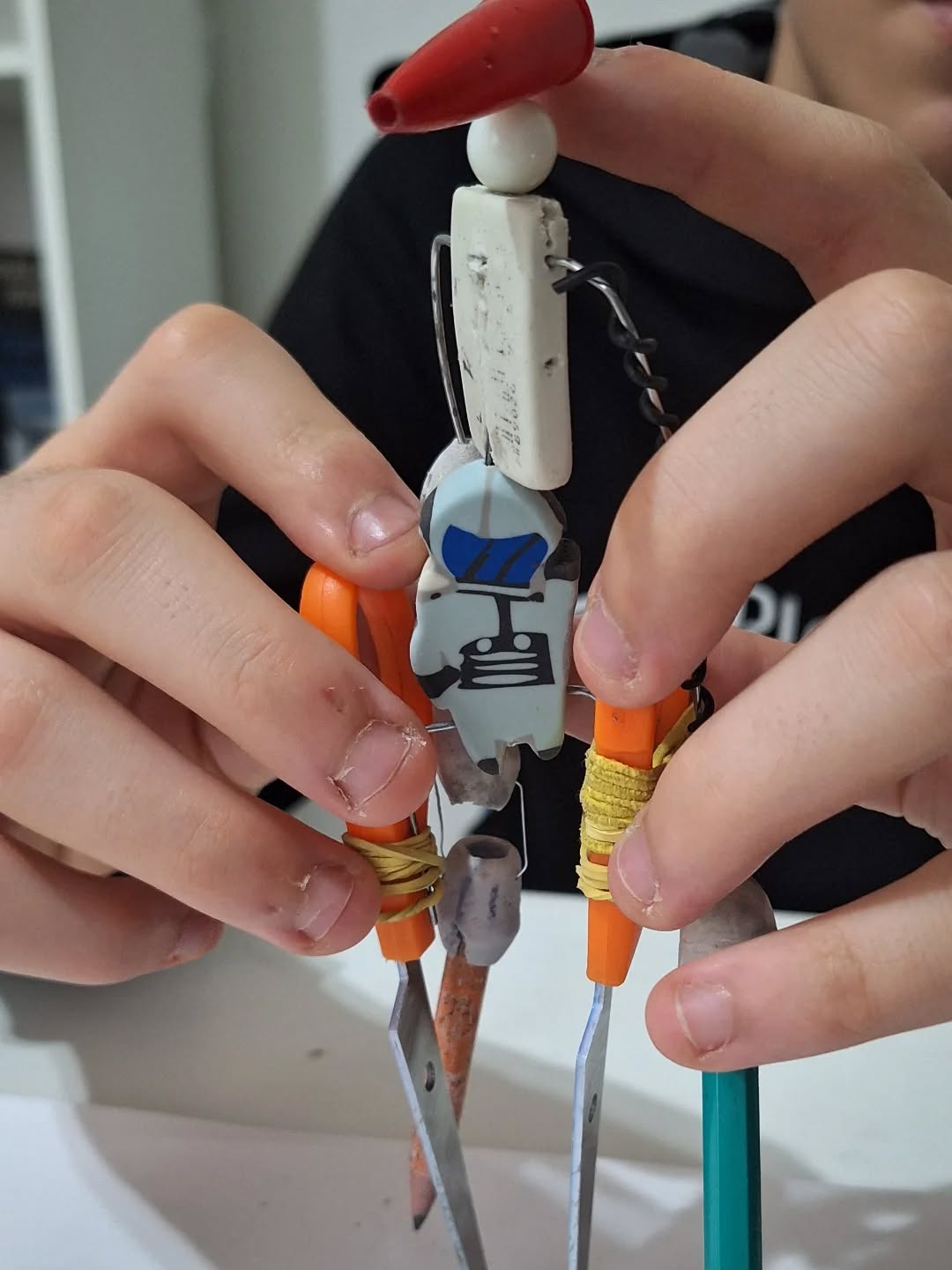 Dos dias que meu coração transborda, nem sempre são com conquistas óbvias ou estrondosas... pode ser com um boneco feito de materiais escolares.
Hoje puder ouvir um aprendente expor sua obra de arte. Um boneco planejado, mas que saiu dos planos. 4 meses pra construir. Objetos encontrados pelos cantos da escola, quebrados, porém, ressiginificados.
Esse olhar observador que também requer de concentração, atenção e foco. Essa cognição que não métrica, nem clínica. Ela é superior. Ela acontece no dia a dia, na troca, no interesse e desejo.
Fiquei emocionada em saber que, no contexto desse paciente, ocorreu todo esse processo.
Orgulhosa, feliz, fortalecida em ver que a aprendizagem ocorre nesses "pormenores" não conceitualizados.
"O que é isso que você usou para segurar os braços?"
"Os grampos das provas"
Criatividade 😚