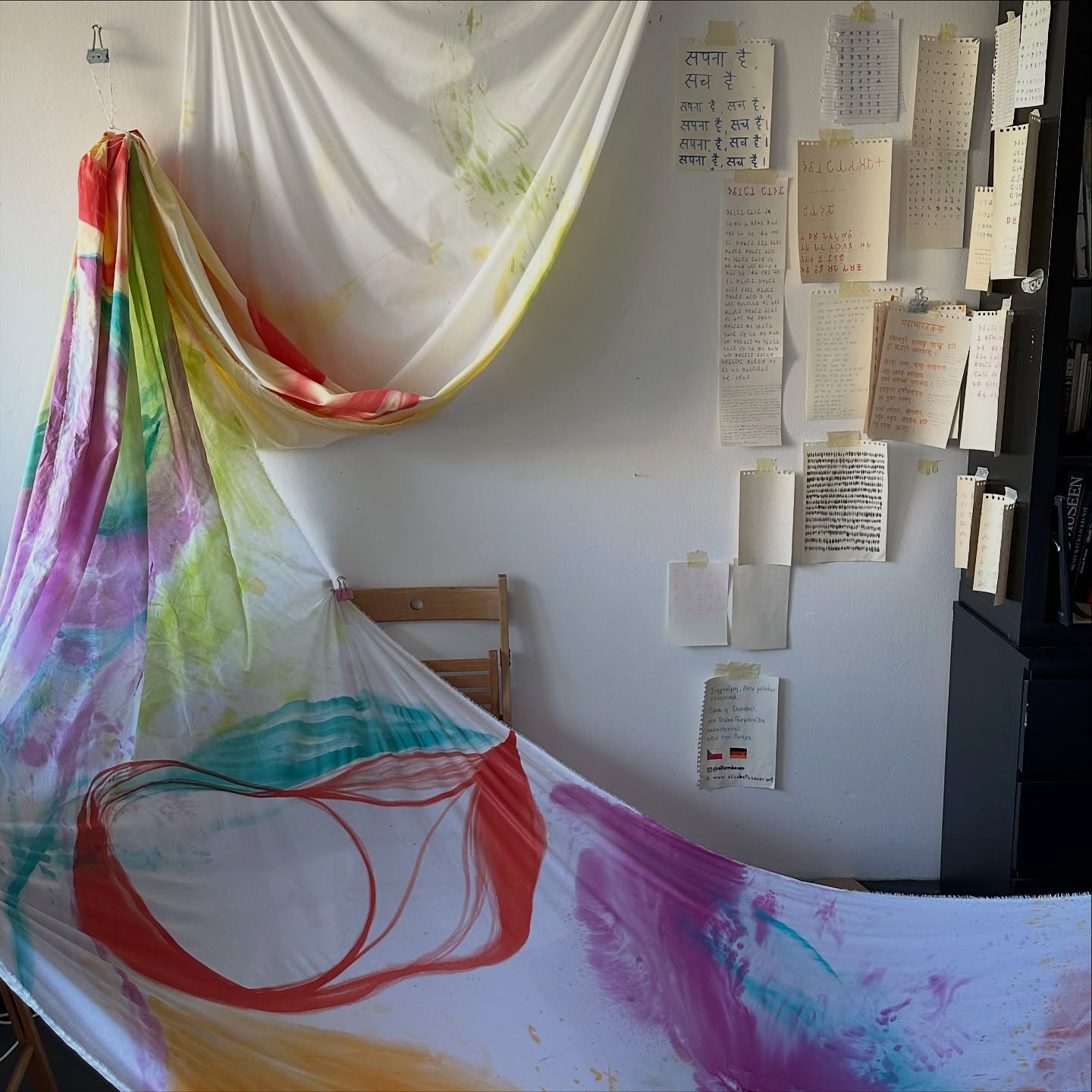 Installation in progress 👷♀️🚧✨
Come see my next project in October at the public library in Prague Jezerka. 📚
#art #installationartist #abstract