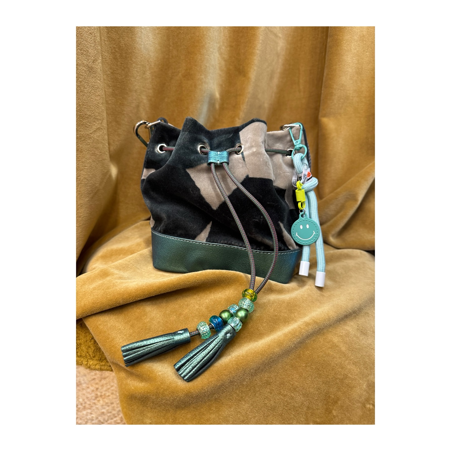 👜✨ Une nouvelle création a vu le jour ✨
Des matières qui se rencontrent, des détails qui font toute la différence : perles, pompons, textures et couleurs soigneusement choisies.
Chaque sac raconte une histoire unique 💚
Et celui-ci n’attend plus qu’une chose : accompagner vos plus belles aventures ✨
#faitmain #sacunique #artisanat #handmadebag #styleauthentique #creationfrancaise