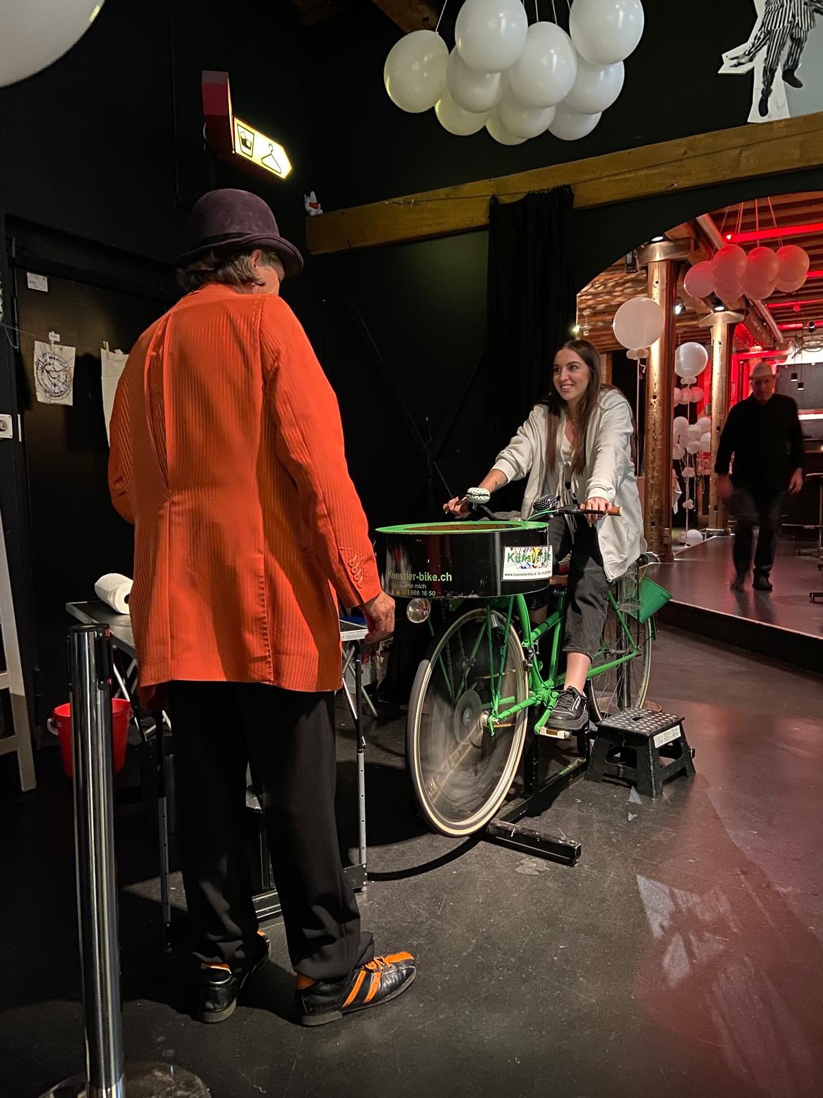 War wieder mal ein toller Auftrag gewesen 🚲🎨
#Künstlerbike #KreativEvent #SchweizEvent #EventHighlight #MitmachKunst #KunstZumAnfassen #KreativitätInBewegung #Farbenfreude #EventSchweiz #KunstErleben #TragbareKunst #KreativSpass #FamilieneventSchweiz #ErlebnisFürAlle #InteraktiveKunst