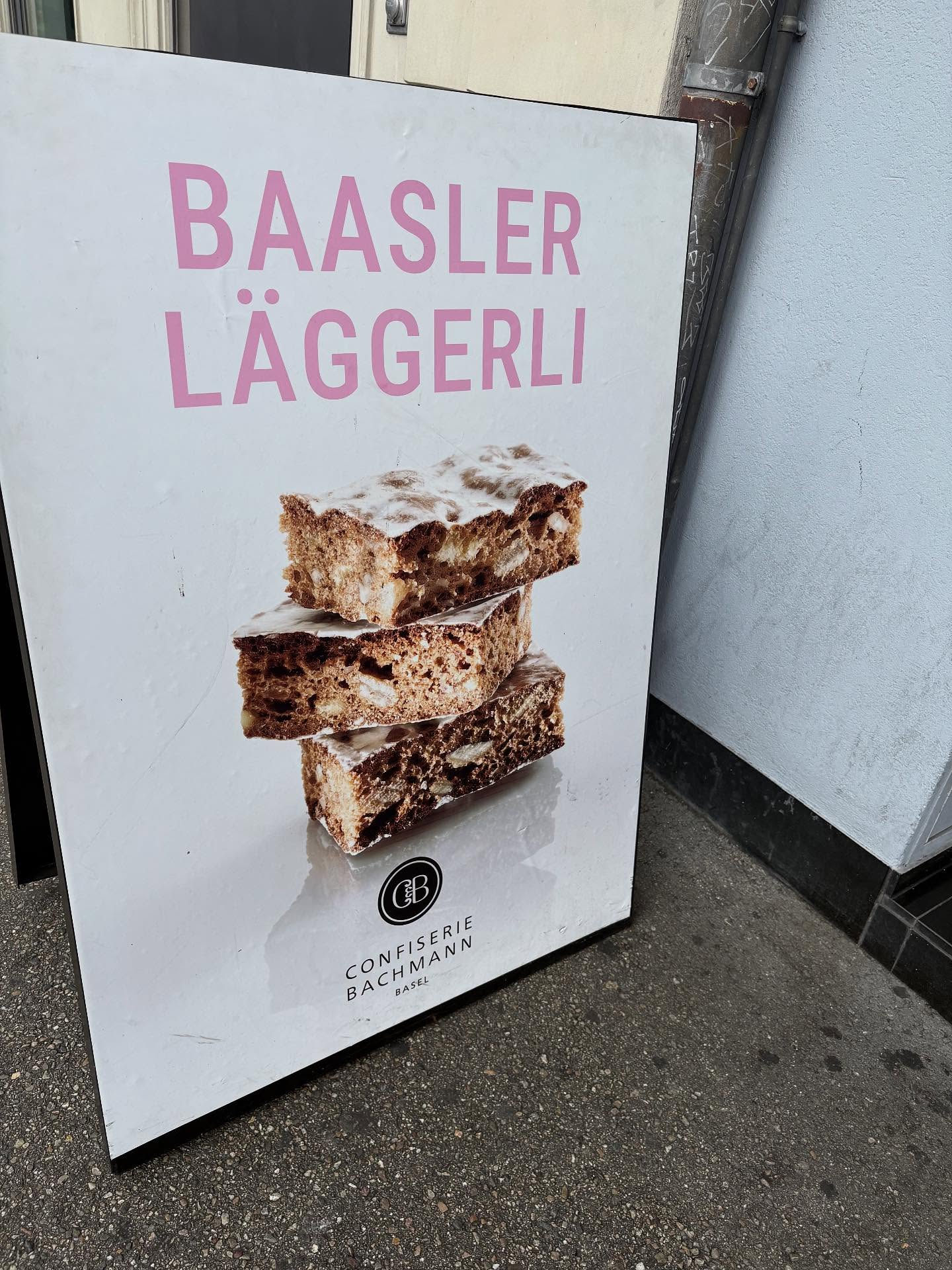 Coffee, Kafi oder Kaffi zu den Baasler Läggerli? Ein bisschen Linguistc Landscaping heute in Basel am Bahnhof: Die Baristakette aus Zürich verkauft auch in Basel „kafi“ (Zürichdeutsch und andere Dialekte der östlichen Schweiz) die deutsche Kaffeekette lockt die Basler Kundschaft mit „kaffi“ (Baseldeutsch) und die lokale Confiserie hat „Coffee to go“, dafür aber keine „Basler Läckerli“, sondern – wie sie eben auf Baseldeutsch heissen – „Baasler Läggerli“ (Langvokal, lenisierter Konsonant). „Linguistik zum Anschauen“ auf kleinstem Raum am Bahnhof auf dem Weg zu meinem Seminar zu den Dialekten der Nordwestschweiz – inhaltlich passend und einfach spannend. 😍 @germaunibasel #grosseliebezursprache #linguistik #dialektologie #nordwestschweiz #linguisticlandscapes #baseldeutsch #universitaetbasel #variationslinguistik #variationslinguistinsusanne