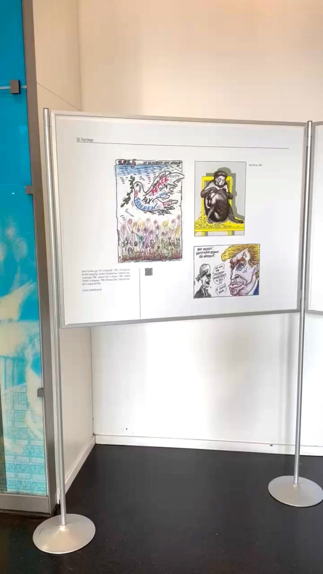 Wenn Karikaturen Farbe bekennen!
Seit dem 10. September läuft im Foyer der IHK Chemnitz die Sächsische Cartoonisten Sommerausstellung 2025. Unter dem Motto „KEINE leise Friedenstaube“ bekommt Ihr dort eine volle Ladung Satire, Ironie und Karikatur – garantiert lauter als jede Taube auf dem Balkon😅.
Bis 31. Oktober habt Ihr noch Zeit, vorbeizuschauen und Euch einfach mal gepflegt kaputtzulachen.
Unser Beitrag? Wir haben den Cartoons ein stabiles Fundament gegeben – per UV-Direktdruck auf Hartschaumplatten.
👉 Hingehen. Lachen. Wiederkommen.
@jacob.satire
#CartoonAusstellung #Chemnitz #Galgenhumor #Karikatur #KunstMitWitz #IHKChemnitz #UVDirektdruck #Hartschaumplatten #HumorIstWennManTrotzdemLacht #direktdruck #cartoon