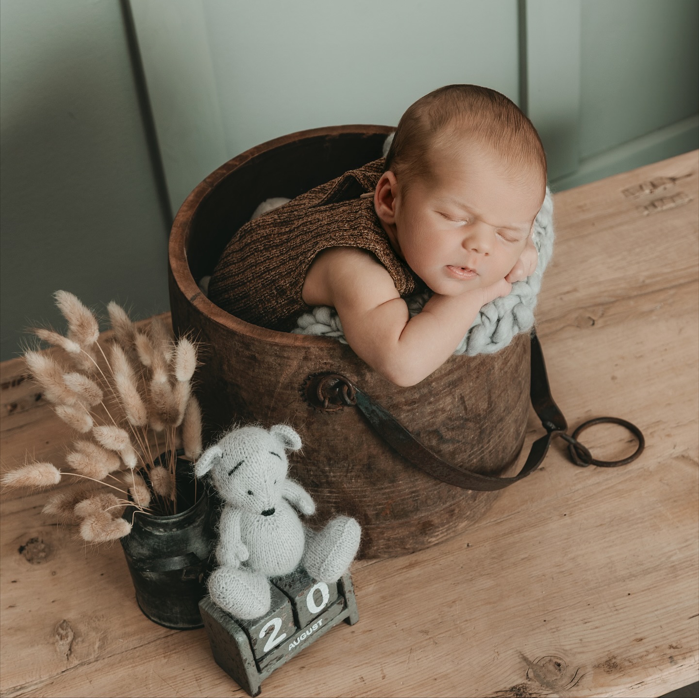 So klein, so friedlich, so zauberhaft. ✨
Die schönsten Neugeborenenfotos entstehen in den ersten Tagen – wenn die Kleinen noch so viel schlafen. 💤
Darum meldet euch am besten schon in der Schwangerschaft, damit ich euch einen Platz freihalten kann.
#newbornfotografie #babyglück #erinnerungenfürewig #neugeborenenfotografie #fotografineschweiler #eschweiler #aachen #düren #stolberg