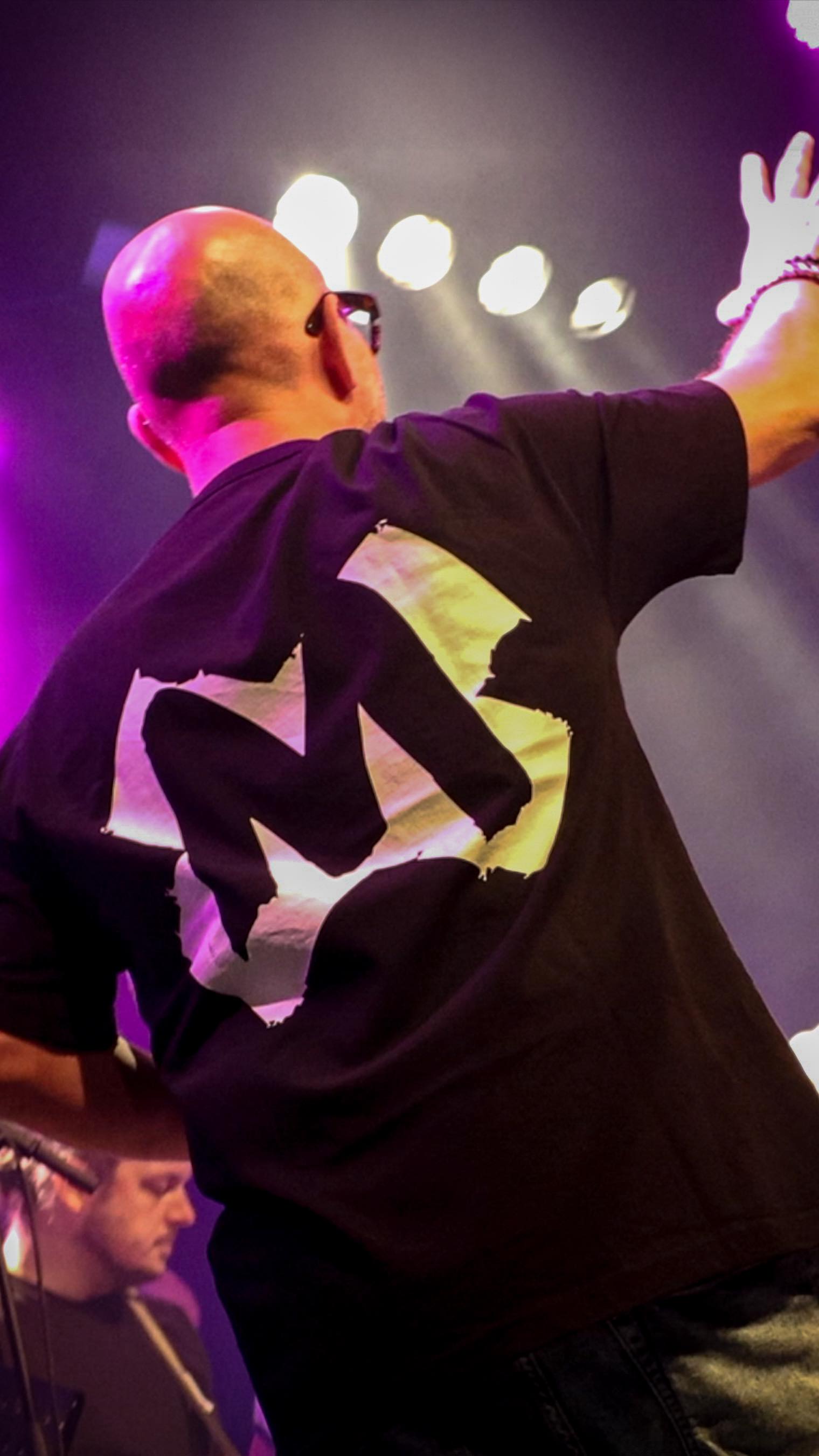 🎺⚡️ HET NIEUWE MISERABEL IS ER KLAAR VOOR! ⚡️🎺
Dit weekend trappen we onze jaarlijkse tour af – een heel weekend lang knallen met nieuwe nummers, een gloednieuwe show én nieuwe leden. In deze video krijg je een voorproefje van wat je straks op je podium kunt verwachten.
Volgende week droppen we onze EP op alle streamers en daarna zie je ons twee keer op het Oktoberfeest in Sittard. Het zit stampvol… en wij kunnen niet wachten! 🙌
💌 Organiseer jij een feesttent, festival, zitting, Oktoberfest of dance-event?
Met 20+ liveblazers, opzwepende beats en Duitstalige feestknallers (plus Kölsche klassiekers) zetten we van Limburg tot Duitsland élk podium op z’n kop. DM voor boekingen & beschikbaarheid.
Dank voor jullie support – volg ons voor teasers, releases en tour-updates. Tot op jouw event! ❤️
#miserabel #miserabelband #ikbenmiserabel #oktoberfest #oktoberfeestsittard #ep #brasspower #brassband