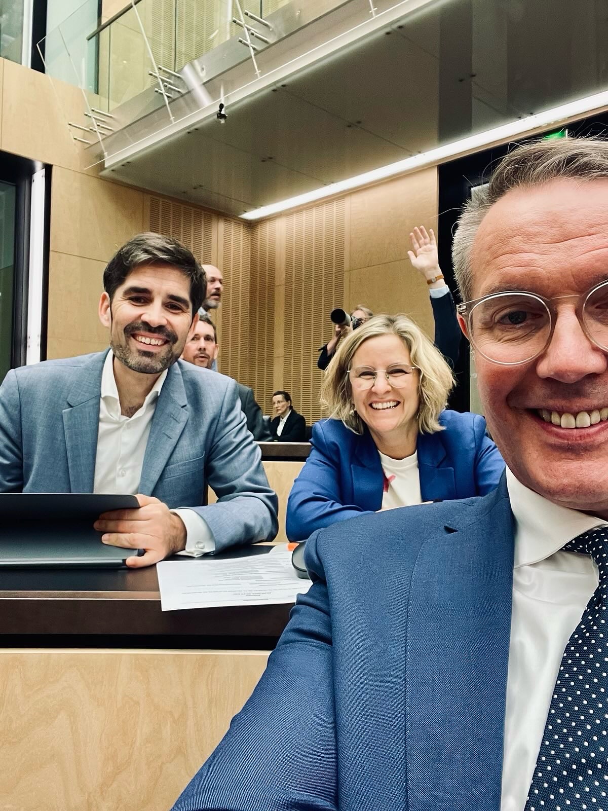 Unsere Republik gestalten wir im Bund und in den 16 Bundesländern. Im Bundesrat kommen dazu die Regierungen zusammen, um gemeinsam Zukunft zu gestalten. Ich bin heute hier in Berlin u.a. mit unserem Ministerpräsidenten Alexander Schweitzer als Vertreter der Rheinland-Pfälzerinnen und Rheinland-Pfälzer. Schön, dass ich am Rande der Sitzung auch eine Begegnung und ein sehr bereicherndes Gespräch mit Abiturientinnen und Abiturienten des Mons-Tabor-Gymnasium aus Montabaur hatte.
#demokratie #politik #bundesrat #rlp #berlin #trier #sventeuber #trierimlandtag #mainz