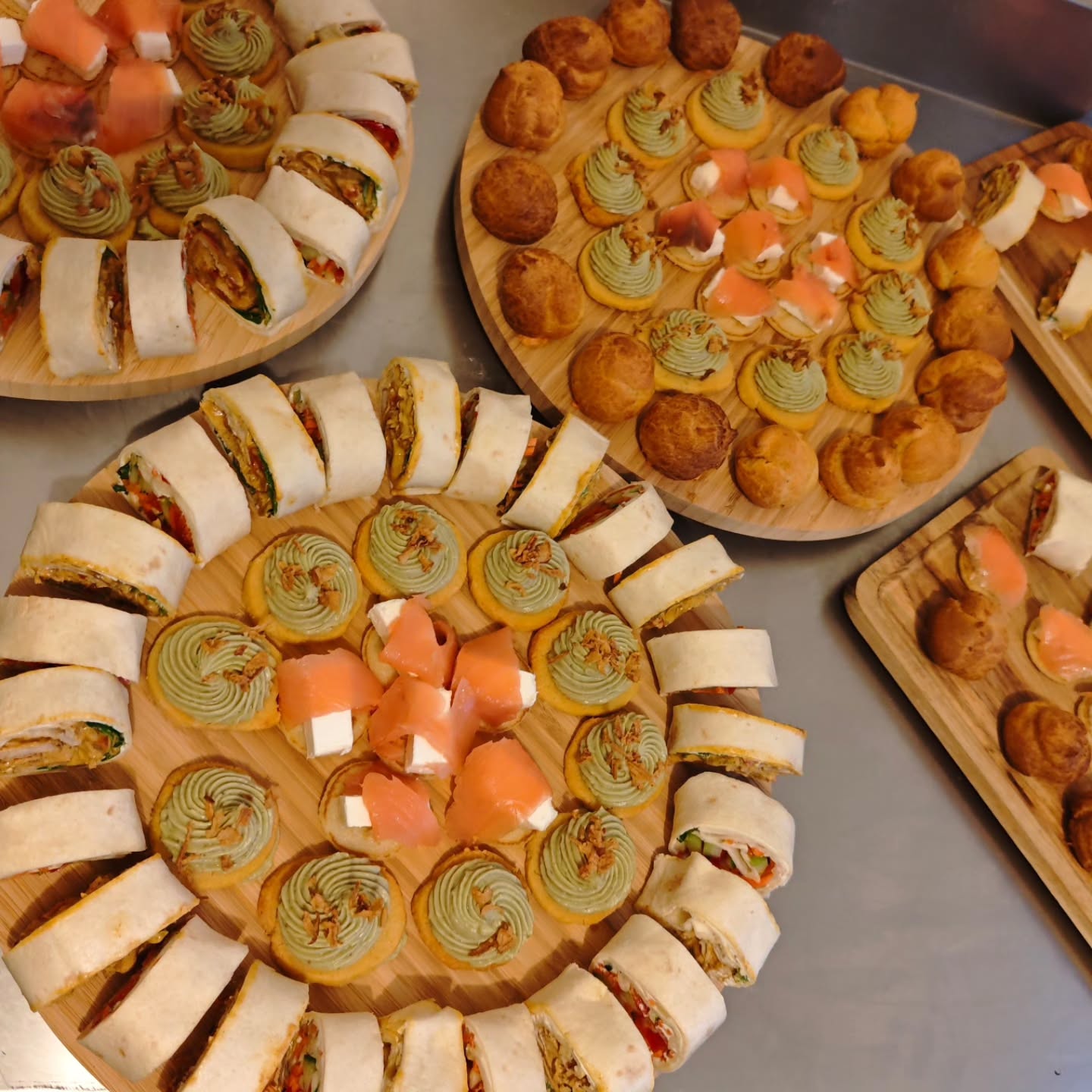 Retour sur ce weekend chargé en événements !
Que ce soit anniversaire, baptême et même mariage ! Il y en a eu pour tous le monde.
Plateau apéro gourmand, salade, plateau de viande fromage tarte et tartelettes, salade de fruits et plusieurs gâteaux.
#anniversaire #bapteme #mariage #apero #salade #tartes #saladedefruits
#fromagelovers #numbercake #layercakes #reconversionprofessionnelle #traiteur #bonmoment #plaisirgourmand #passions