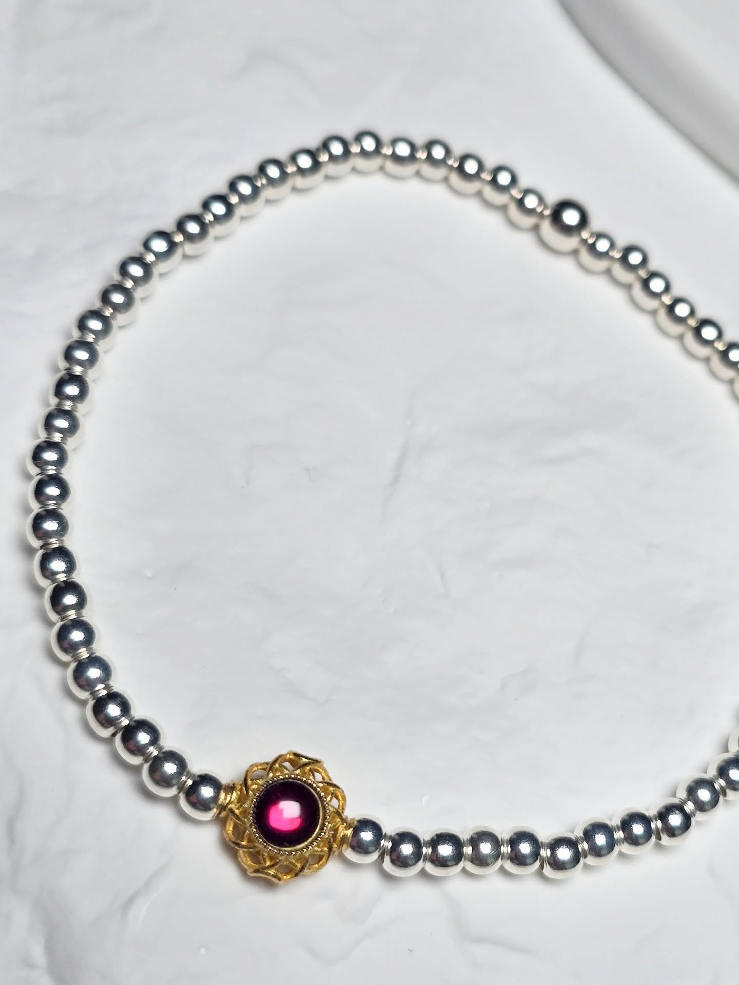 Granat
Feine Silberkette mit edlem Granat-Edelstein in vergoldeter ornamentaler Fassung. Das stilvolle Design verbindet schlichte Eleganz mit einem luxuriösen Akzent – perfekt für besondere Anlässe oder als zeitloser Alltagsbegleiter.
Material: Sterling Silber 925
Typ: Stretch Armband
Grösse: 17 cm
Edelstein: Roter Granat
Anhänger: 14 Karat vergoldet
Durchmesser Silberkugeln: 3 mm
🔮 Wirkung des roten Granats
Energie & Vitalität: Gilt als Stein der Lebensfreude, stärkt Ausdauer, Mut und Tatkraft.
Leidenschaft & Liebe: Fördert Leidenschaft, Sinnlichkeit und emotionale Tiefe in Beziehungen.
Schutzstein: Traditionell als Talisman gegen negative Energien und für innere Stärke getragen.
Selbstvertrauen: Unterstützt beim Überwinden von Blockaden und beim klaren Kommunizieren eigener Wünsche.
Chakra-Zuordnung: Wurzelchakra (Stabilität, Erdung, Lebensenergie).
#machic #sterlingsilver #armband #granat #14k #quality #handmadejewelry
#Schmuck #Schmuckliebe #Schmuckdesign #HandgemachterSchmuck #Luxusschmuck #Schmuckstücke #Silberschmuck #Goldschmuck #Edelsteinschmuck #Unikatschmuck #HandmadeJewelry #OpalSchmuck #TurmalinSchmuck #GranatSchmuck #edelsteine