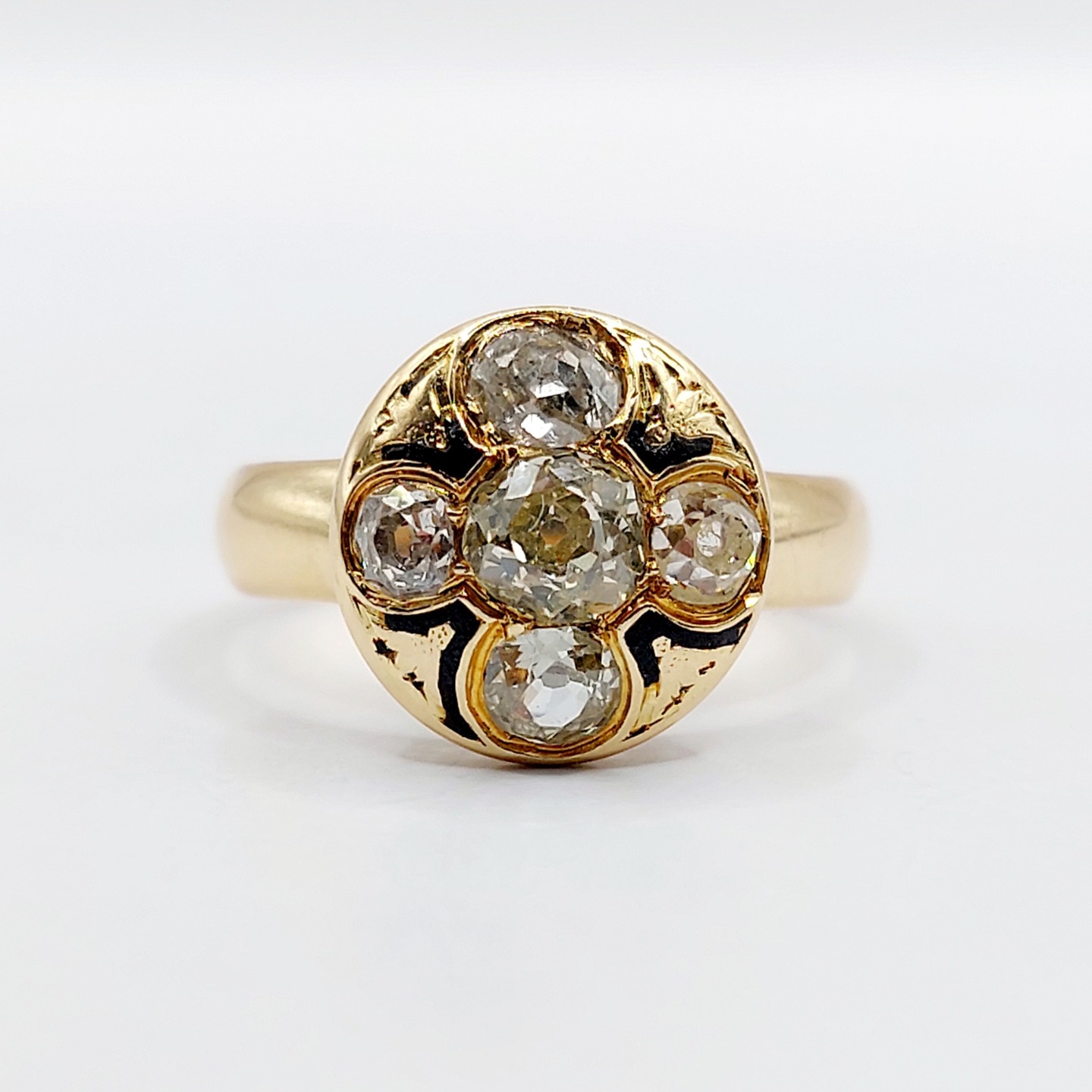 /// Sold /// French antique target ring 18k gold set with 1.00 carat of old mine cut diamond surrounded by black enamel (circa 1880) flower cluster halo
PRICE : 1060€
Magnificent antique French goldsmith work from the late 19th century
Size: 51.5 FR / 5.75 US
Weight: 3.93 g
Main diamond size: approximately 4.8 mm (estimated at 0.40 carats)
Secondary diamond sizes (x4): approximately 3.1 to 3.6 mm (estimated at 0.60 carats in total)
Diamonds in good overall condition, some small inclusions visible under a magnifying glass
Head size: 11.9 mm
Minor scratches from use, traces of old sizing, significant wear to the enamel
Owl hallmark (French Hallmarks)
#frenchjewelry #diamond #diamondring #antiquering #victorian #victorianring #marquisering #augustusjewels #vintagering #daisyring #daimondhaloring