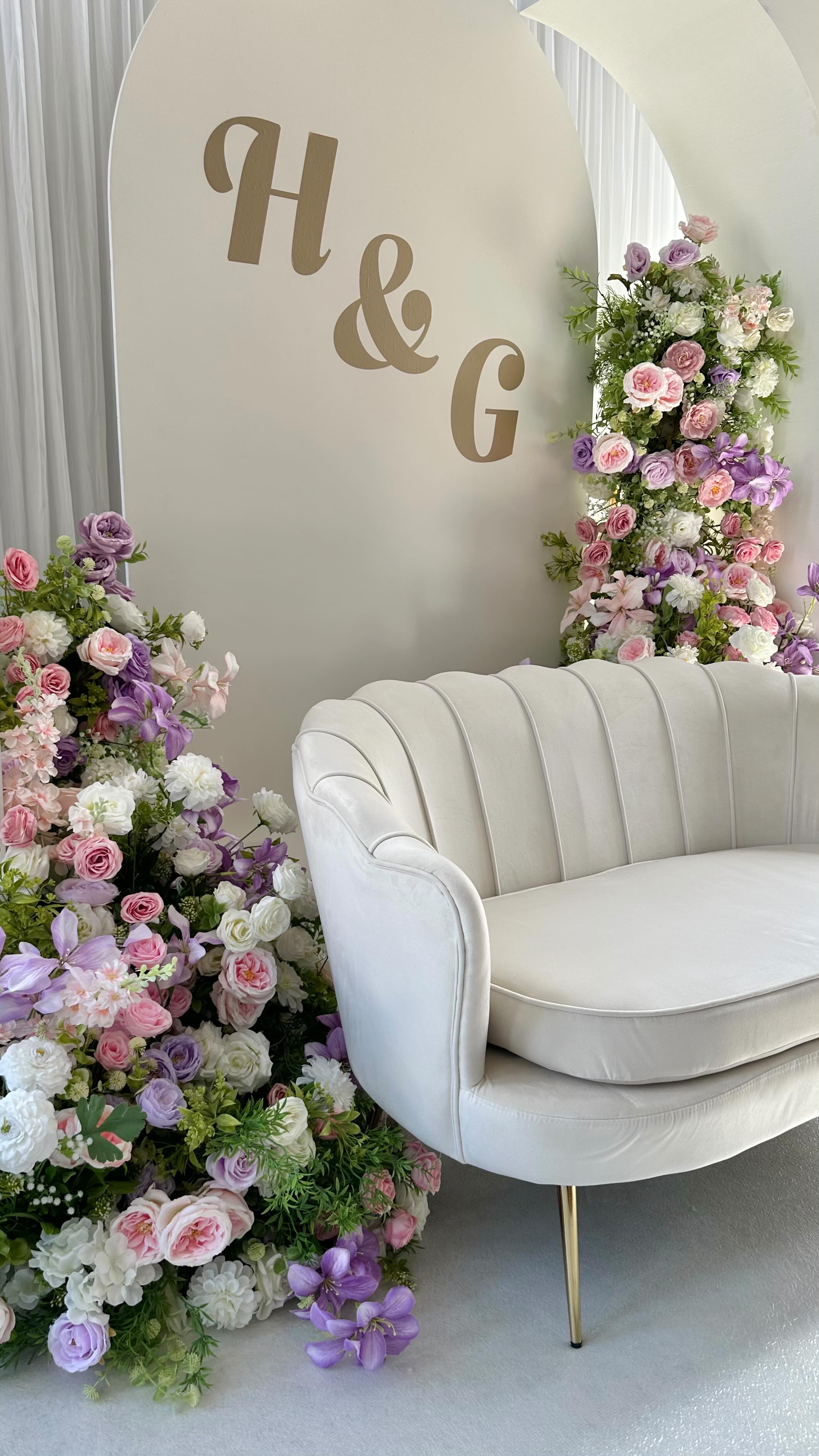 • GRAZIA & HUBERT •
A romantic stage design for their Ghanaian traditional wedding, blending ivory, blush and lilac florals with a modern arch backdrop and elegant seating🤍
A celebration filled with beauty, culture and unforgettable moments 🤍
____
#ghanaianwedding #traditionalweddingdecor #ghanaiantraditionalwedding #cloudsixtyevents #weddinginspo