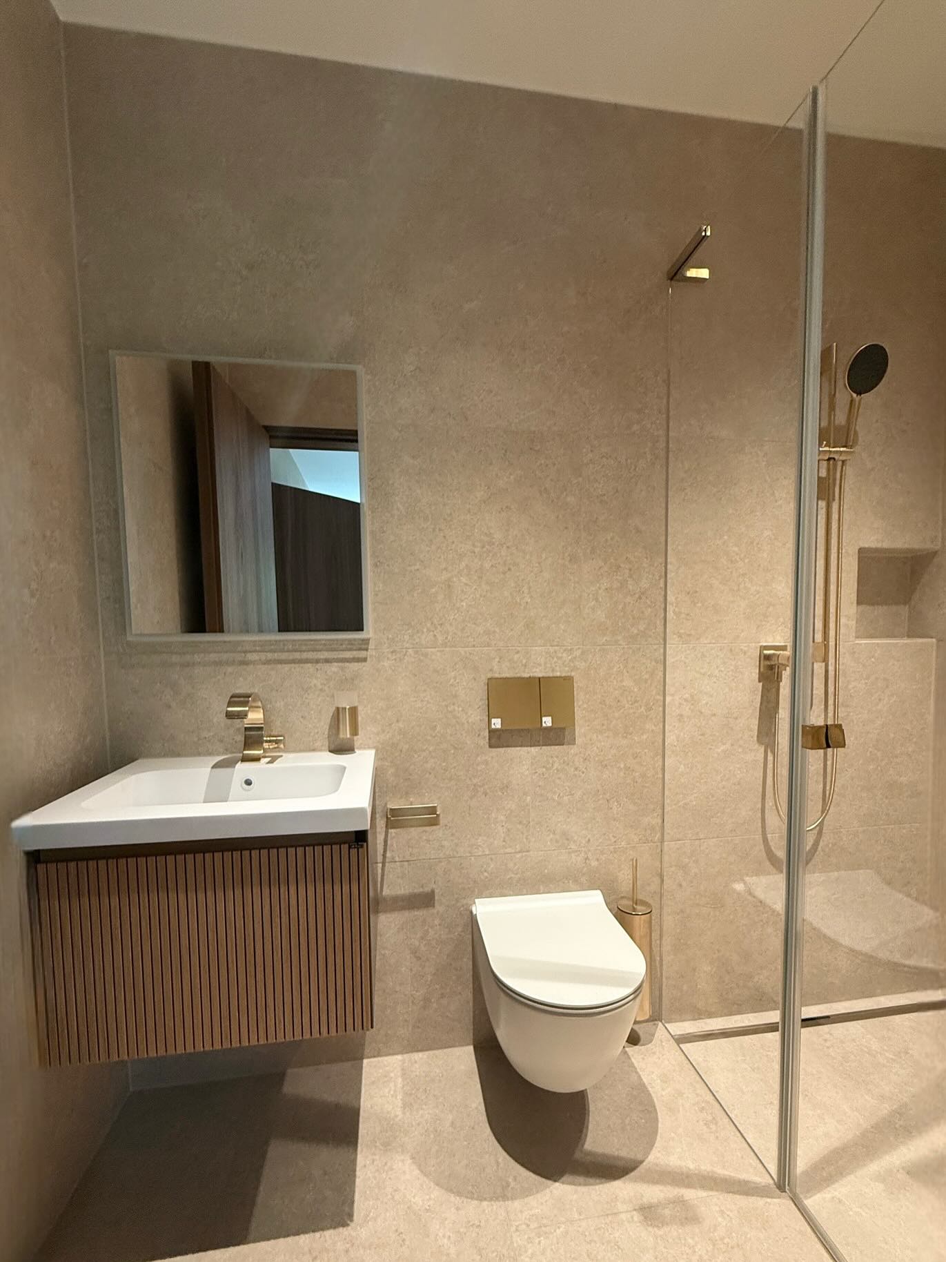 ✨ Neubau in Feldbrunnen ✨
Bei diesem Projekt durften wir die kompletten Sanitärarbeiten ausführen:
🔹 Einlagen
🔹 Rohbau
🔹 Vorwände in Geberit GIS
🔹 Apparate-Montage
Ein weiteres erfolgreich abgeschlossenes Projekt, das zeigt, wie vielseitig unser Team arbeitet 🚰🔧
#neubau #sanitär #geberit #handwerk #feldbrunnen #schneitterag #bauarbeiten #handwerker