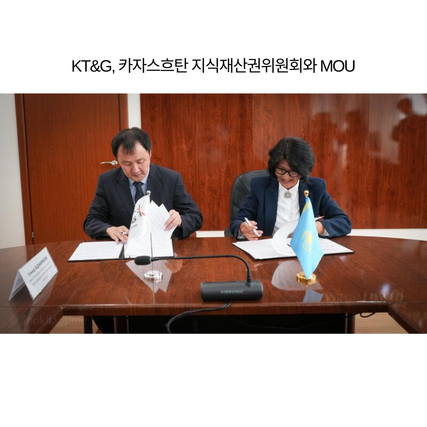 KT&G와 카자흐스탄 지식재산권위원회, 위조품 근절 위해 손잡다! - Megaglobal, 신뢰의 순간을 통역하다
안녕하세요! 카자흐스탄 비즈니스의 든든한 파트너, 메가글로벌(Megaglobal)입니다.
카자흐스탄 시장에서 한국 기업의 브랜드 가치를 지키고 공정한 시장 환경을 조성하기 위한 매우 의미 있는 협력이 있었습니다. 바로 KT&G 카자흐스탄 법인과 카자흐스탄 법무부 산하 지식재산권위원회 간의 '상호 이해 및 협력에 관한 양해각서(MOU)' 체결 소식인데요, 저희 메가글로벌이 이 중요한 협약식의 공식 통역 파트너로 참여하여 양측의 성공적인 소통을 지원했습니다.
왜 중요한 협약인가요?
카자흐스탄 내에서 불법으로 유통되는 위조 담배는 소비자 건강을 위협하고, 공정한 시장 질서를 해치며, 정직한 기업의 브랜드 이미지를 훼손하는 심각한 문제입니다.
이번 양해각서는 이러한 불법 위조품의 생산 및 유통을 근절하고, KT&G의 지식재산권을 보호하기 위해 민간 기업과 정부 기관이 직접 손을 맞잡았다는 점에서 큰 의미가 있습니다. 이는 카자흐스탄 시장에 진출한 우리 기업의 브랜드를 보호하고, 나아가 안정적인 비즈니스 환경을 구축하는 중요한 첫걸음입니다.
법률과 비즈니스를 잇는 신뢰의 언어
지식재산권과 관련된 협약은 법률 및 상업적 용어에 대한 정확한 이해가 무엇보다 중요합니다. 양측의 권리와 의무, 협력의 범위를 명확히 규정해야 하기 때문입니다.
저희 메가글로벌은 이번 협약식에서 단순한 단어의 전달을 넘어, 법적 뉘앙스와 양측의 협력 의지를 정확하게 통역함으로써 상호 간의 깊은 신뢰를 구축하는 데 핵심적인 역할을 수행했습니다. 정부 기관과 글로벌 기업 간의 중요한 약속이 차질 없이 이루어질 수 있도록, 보이지 않는 곳에서 가장 신뢰할 수 있는 소통의 다리가 되었습니다.
메가글로벌은 카자흐스탄 현지의 법률 및 비즈니스 환경에 대한 깊은 이해를 바탕으로 최고 수준의 통역 및 번역 서비스를 제공합니다. 귀하의 소중한 지식재산권과 비즈니스의 가치를 지키는 일,
저희 메가글로lobal이 함께하겠습니다.
Корейская корпорация KT&G и Комитет по правам интеллектуальной собственности Казахстана объединились для борьбы с контрафактом! – Megaglobal обеспечивает доверительную коммуникацию
Здравствуйте! Я — Megaglobal, ваш надежный партнер по бизнесу в Казахстане.
На рынке Казахстана произошло очень важное событие, направленное на защиту бренда корейских компаний и создание честной рыночной среды. Это подписание «Меморандума о взаимопонимании и сотрудничестве» между казахстанским филиалом KT&G и Комитетом по правам интеллектуальной собственности Министерства юстиции Казахстана. Наша компания, Megaglobal, участвовала в качестве официального партнера по устному переводу на этой важной церемонии, поддерживая успешную коммуникацию между сторонами.
Почему это соглашение так важно?
Незаконно распространяемые контрафактные табачные изделия в Казахстане представляют собой серьезную проблему, которая угрожает здоровью потребителей, подрывает честный рыночный порядок и наносит ущерб имиджу бренда добросовестных компаний.