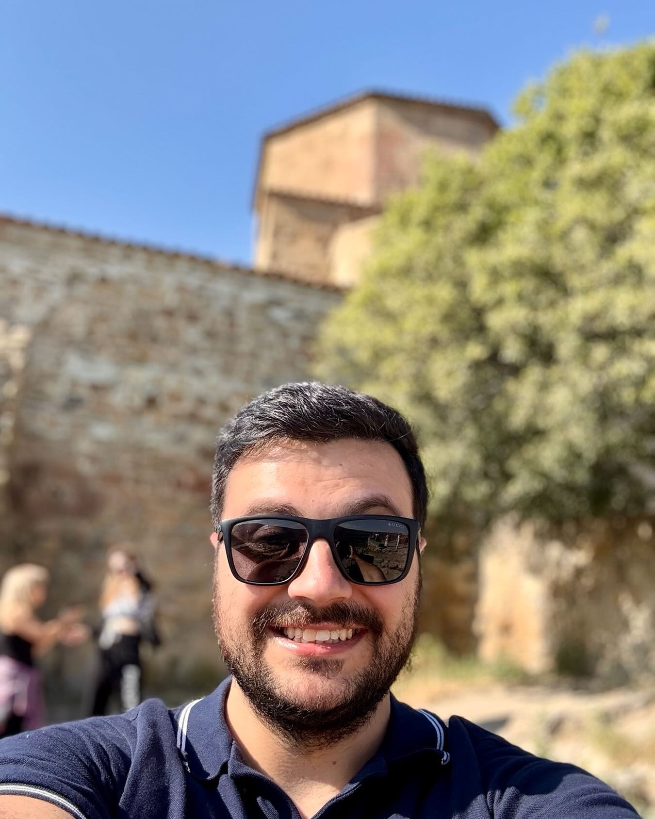 #قصة_مؤثرة #جورجيا #سفرة_بدون_شاورما
سوف اروي لكم موقف و حكمة استنجتها بجورجيا 🇬🇪ولكن يرجى عدم التلفظ بالفاظ نابية أو التمني لي بلعق اي شيء و احترام اصانص استنتاجي:
في حديثي مع المحليين وبعد فترة من الزمن قبل مغادرة البلاد كنت في حديث مع الناس وهم من علية القوم وكانوا يقولوا لي أنهم يعتبرون نفسهم أوروبيون مع انهم ليس جزء من اوروبا. 🇪🇺
أما انا وبعد سحبة تفاحتين مع فخفخينا قلت لهم لهم باللغة الانكليزية: طالما موجودة الشطافة لديكم لن تنضموا الى أوروبا ابدا. 💪
سوف اتحفظ على ردة الفعل و انذهال المعنين بهذه الخبرة الفرنكواوسطية والتمني لي بالعودة السليمة الى باريس.🖕
تعديل: بعد كم يوم دقولي وأكدوا اني على صواب.💪
دمتم
#georgia #tbilissi #mtskheta #travel #bisher #tarazi #food #hiking #sightseeing #discover #france