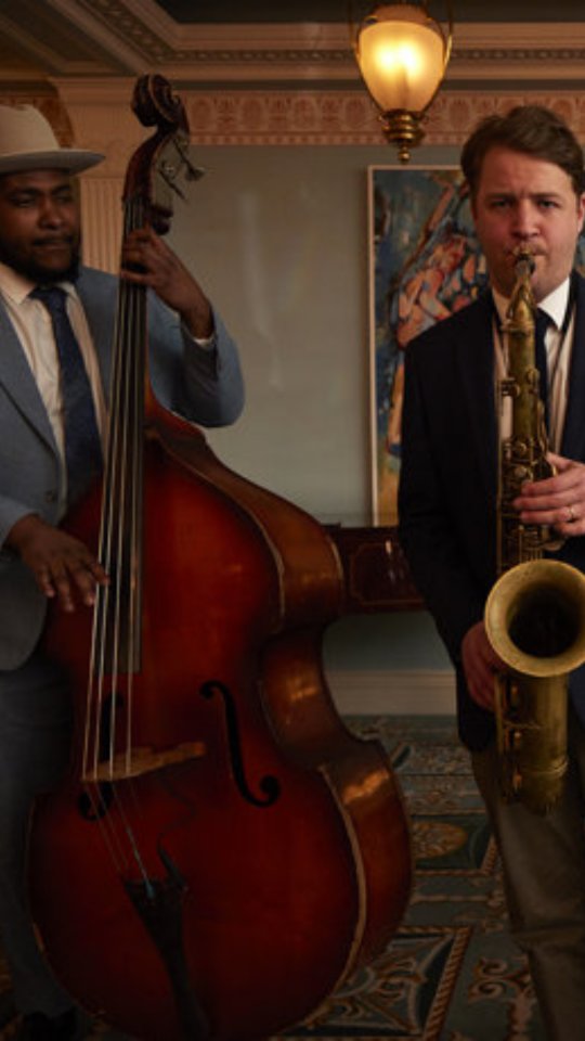 Let Fridays unfold to the smooth rhythms of live jazz by The Harry Brunt Trio, paired with exquisite British dining crafted by Executive Chef Shay Cooper
⠀
Beneath the glow of chandeliers, @thelanesboroughgrill creates an atmosphere made for unforgettable nights
⠀
➡️ Get in touch with our Luxury Travel Specialists on +44 746 786 23 53 | reservations@serenitymiles.com