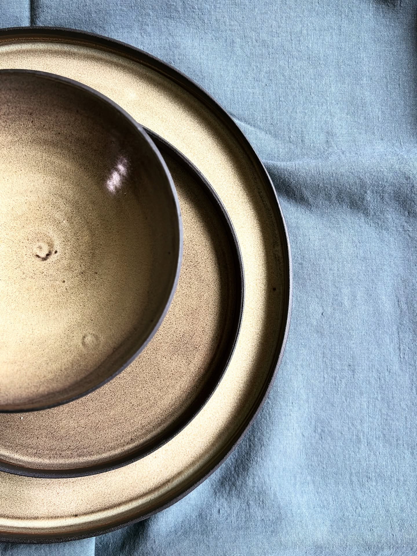 Teintes d’automne 🍁
Mon grès noir favori recouvert d’un joli émail crème qui révèle pleins de nuances
Bon week-end à tous 🤎
#céramique #gres #modelage #poterie #assiettes