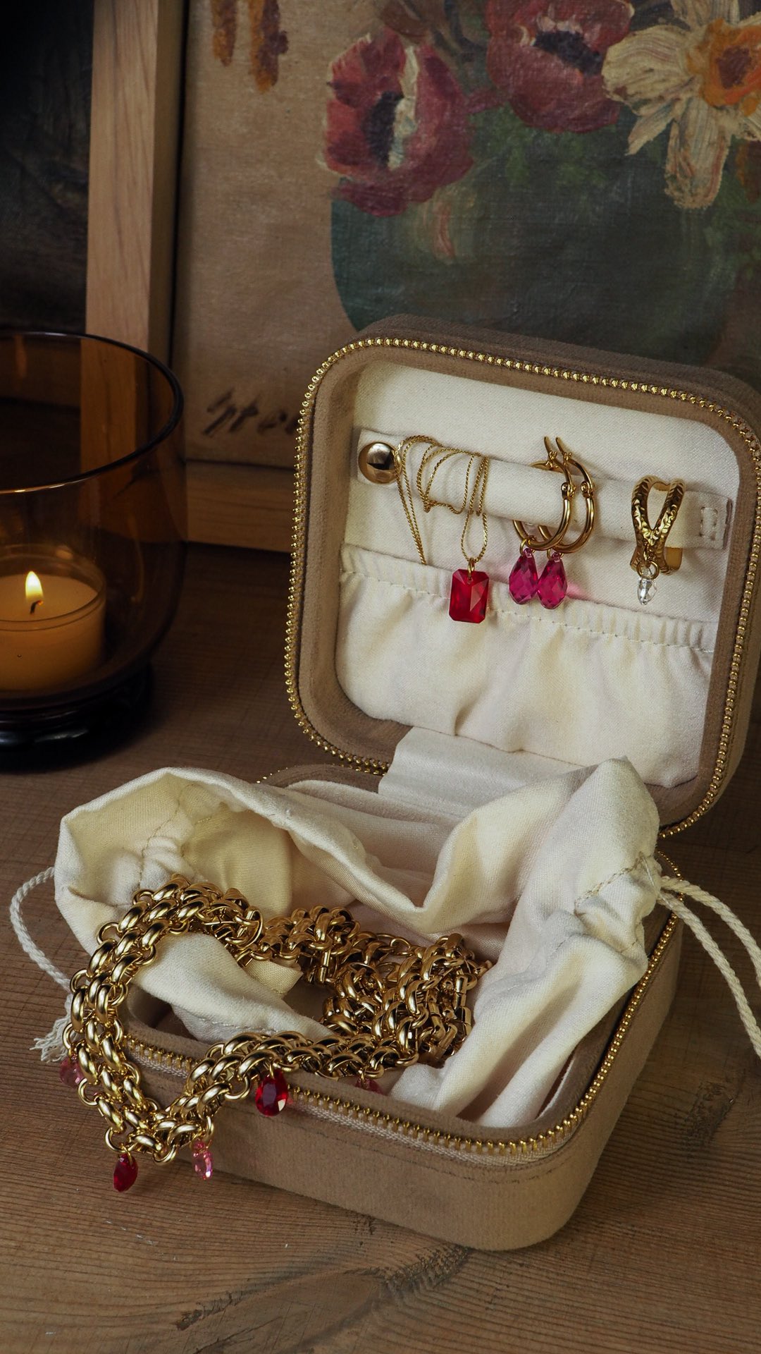 Hvor mange ganger har du opplevd at smykkene krøller seg sammen i umulige knuter? 🤷🏻♀️ Smykkeskrin i reisestørrelse er geniale på farta. Og i år har jeg lansert en versjon med speil ✨ Dermed kan du unngå både knuter på tråden og leppestift som går utenfor når du ikke har speil tilgjengelig 👌🏼 #smykkeskrin #smykkeskrinbokstav #wahlwest