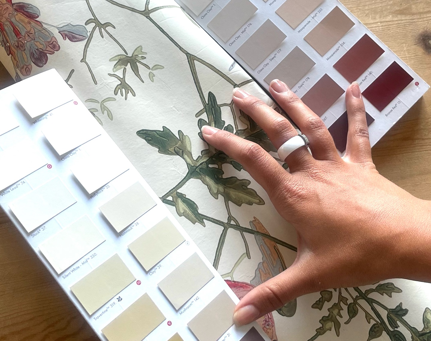 Derrière chaque projet, il y a toujours cette étape magique : tester, associer, imaginer …
Mon rôle ? Vous guider dans la jungle des matières et des couleurs pour créer un espace harmonieux qui vous ressemble.
Bon week end ! 🍂