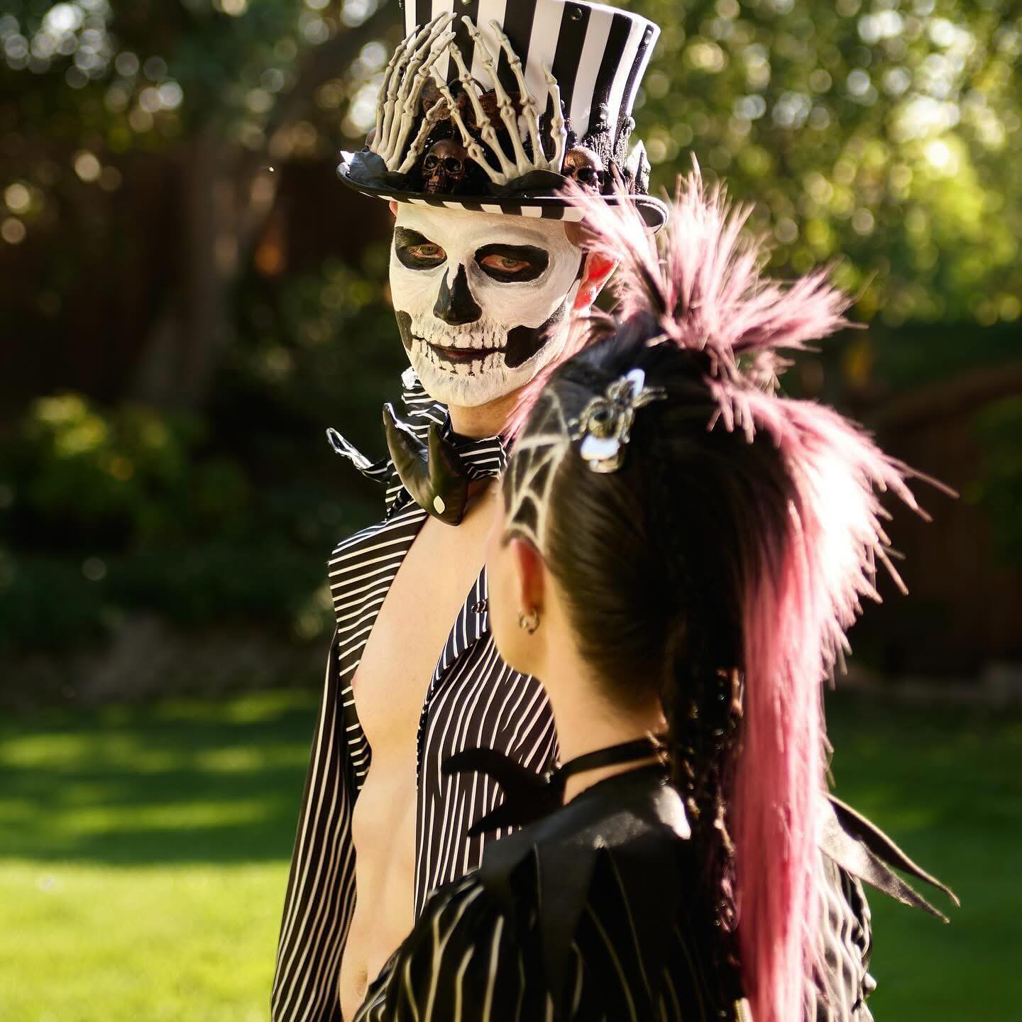 Wow what a beautiful photo shoot. Thank you to @kemikill for these amazing photos “Spooky Snaps” by @ieppvlive @spicyjello @johnpaulwolf_photography and teacher @designsbychellephotography Wigs @twodotsdreadswigs hat by #siminscreations