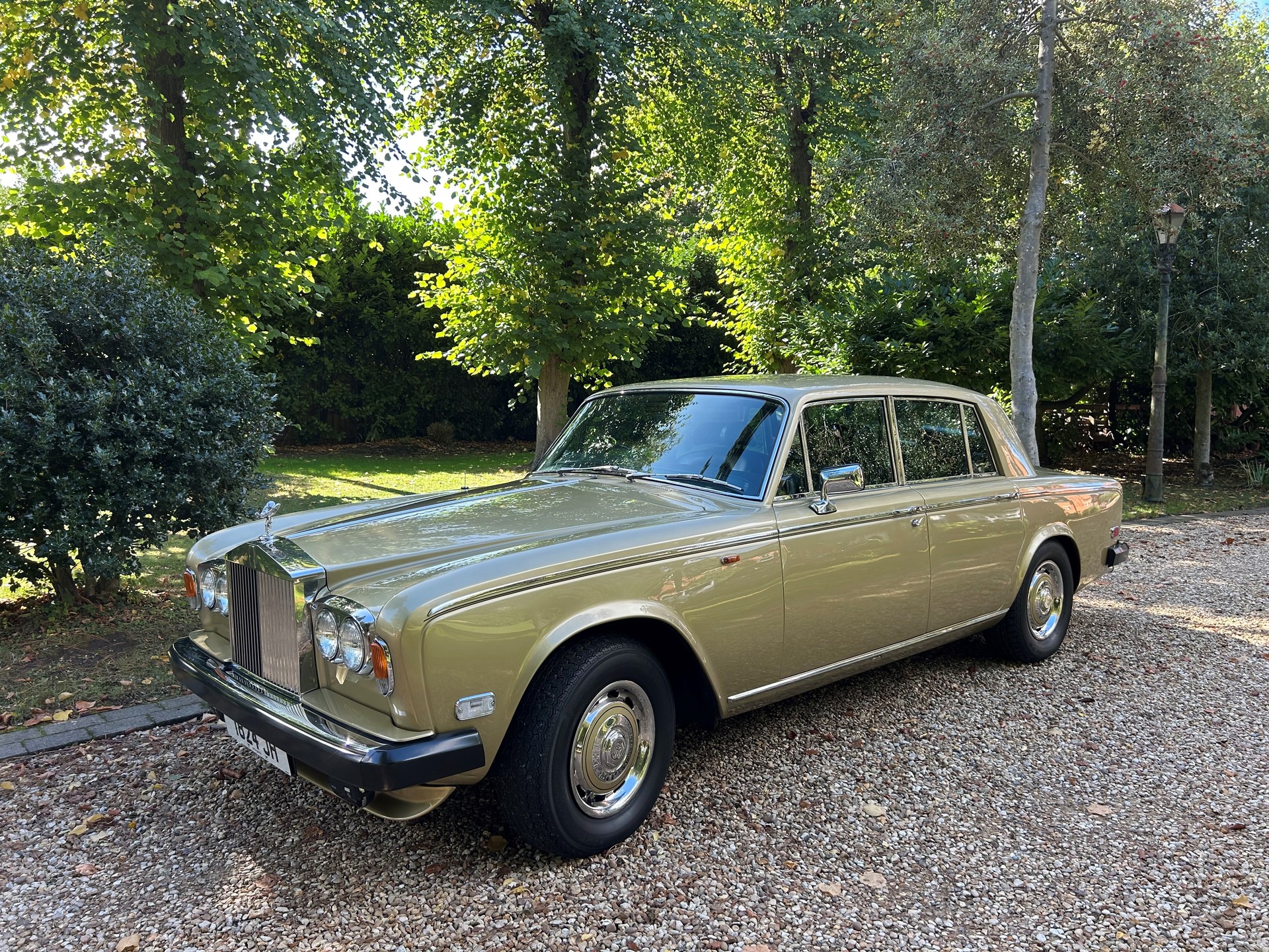 Old but gold! Our willow gold RR is perfect for an Autumn day!
Now with new coach-lines. A small, subtle, but important, detail!
We love our cars.
#lentonlimousines
#rollsroycesilvershadowii
