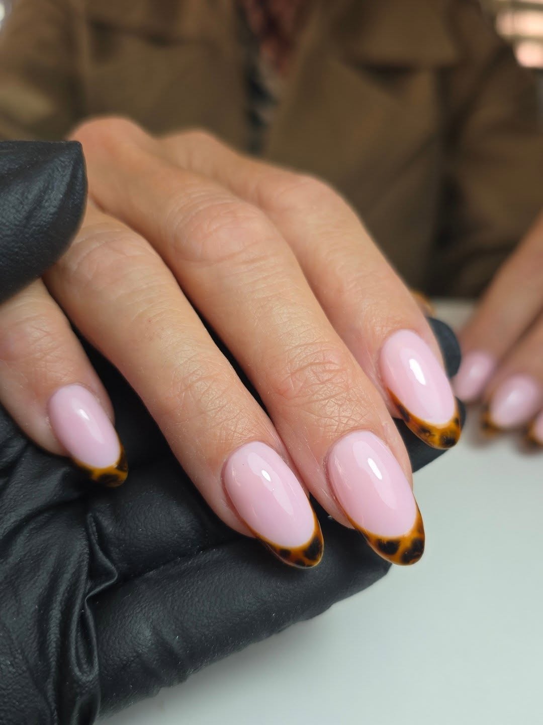 It's officially Tortie season 🐢🤎.
@homeofnailart
Tortie & Black Detail Paint.
#tortienails #tortietips #frenchmanicure