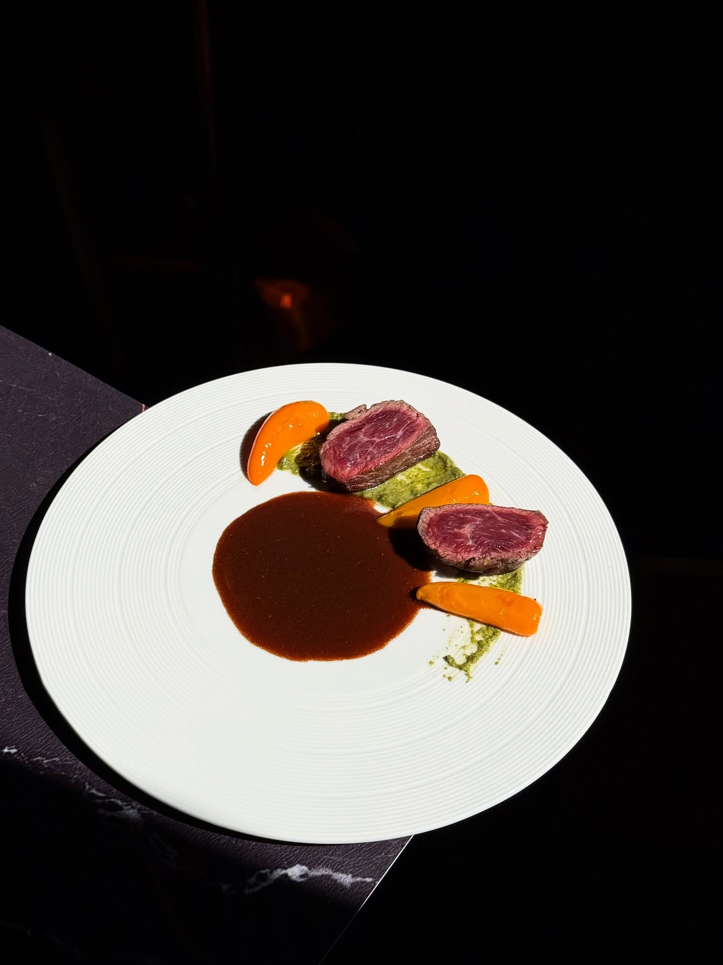 【Bœuf aux Vents des Montagnes】
🥩 Ce plat met en avant un bœuf poêlé aux 🫑 poivrons doux, accompagné d’une 🌿 sauce verte à la menthe et au 🌶️ piment vert, ainsi que d’un jus corsé de bœuf à l’🧄 ail noir.
🍂 Avec l’arrivée des saisons d’automne — de l’équinoxe au Froid de rosée (Hánlù) et jusqu’aux premières gelées (Shuangjiàng) ❄️ — le climat se rafraîchit, et la viande de bœuf, réputée pour ses vertus réchauffantes 🔥 et énergisantes ⚡, devient idéale pour fortifier le corps et lutter contre le froid.
🌿 La sauce à la menthe et au piment vert reflète une tradition culinaire des régions montagneuses du 🏞️ Yunnan et du Guizhou. Là-bas, on marie souvent la fraîcheur 🌱 de la menthe avec le piquant 🌶️ des piments pour alléger la richesse des viandes et créer un équilibre subtil entre chaleur et fraîcheur.
✨ Ce mariage incarne l’esprit culinaire local : une recherche d’harmonie ⚖️ entre intensité et légèreté, enracinée dans une longue histoire de saveurs authentiques 🍴
Reservation: www.bistrowu.com
#CuisineDeSaison #SaveursDAutomne
#BœufPoêlé #CuisineAuthentique #TraditionCulinaire
#Yunnan #Guizhou #EpicéEtFrais
#FoodArt #FineDining #ArtDeLaTable
#FusionDesSaveurs #BienÊtreEtSaveur #healthygastronomy #aix #aixmaville #aixenprovence #aixenpce #aixenprovencetourism #aixenprovencesortie #aixmarseille